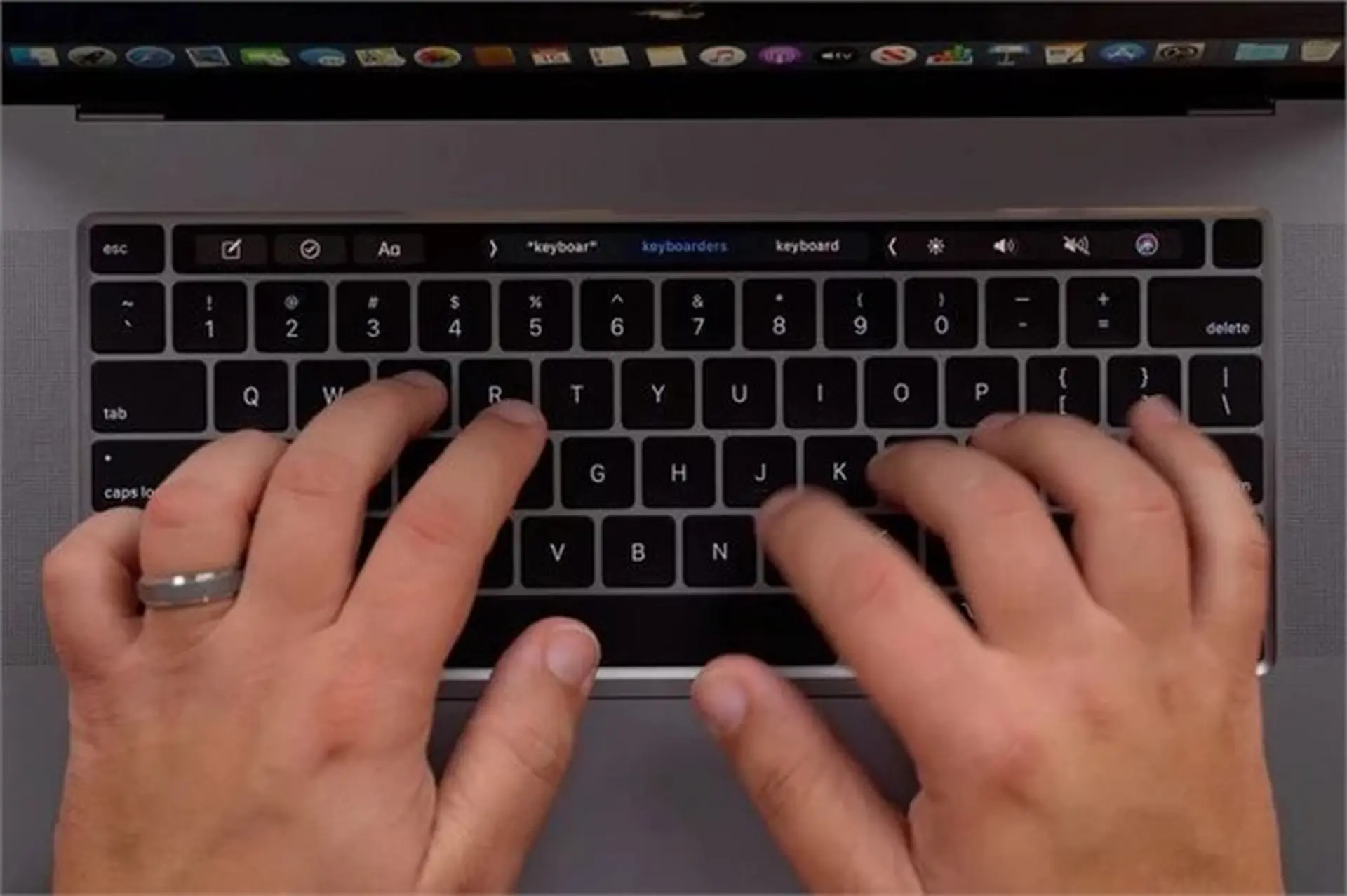Hướng dẫn vệ sinh MacBook đúng cách để loại bỏ bụi bẩn, vi khuẩn