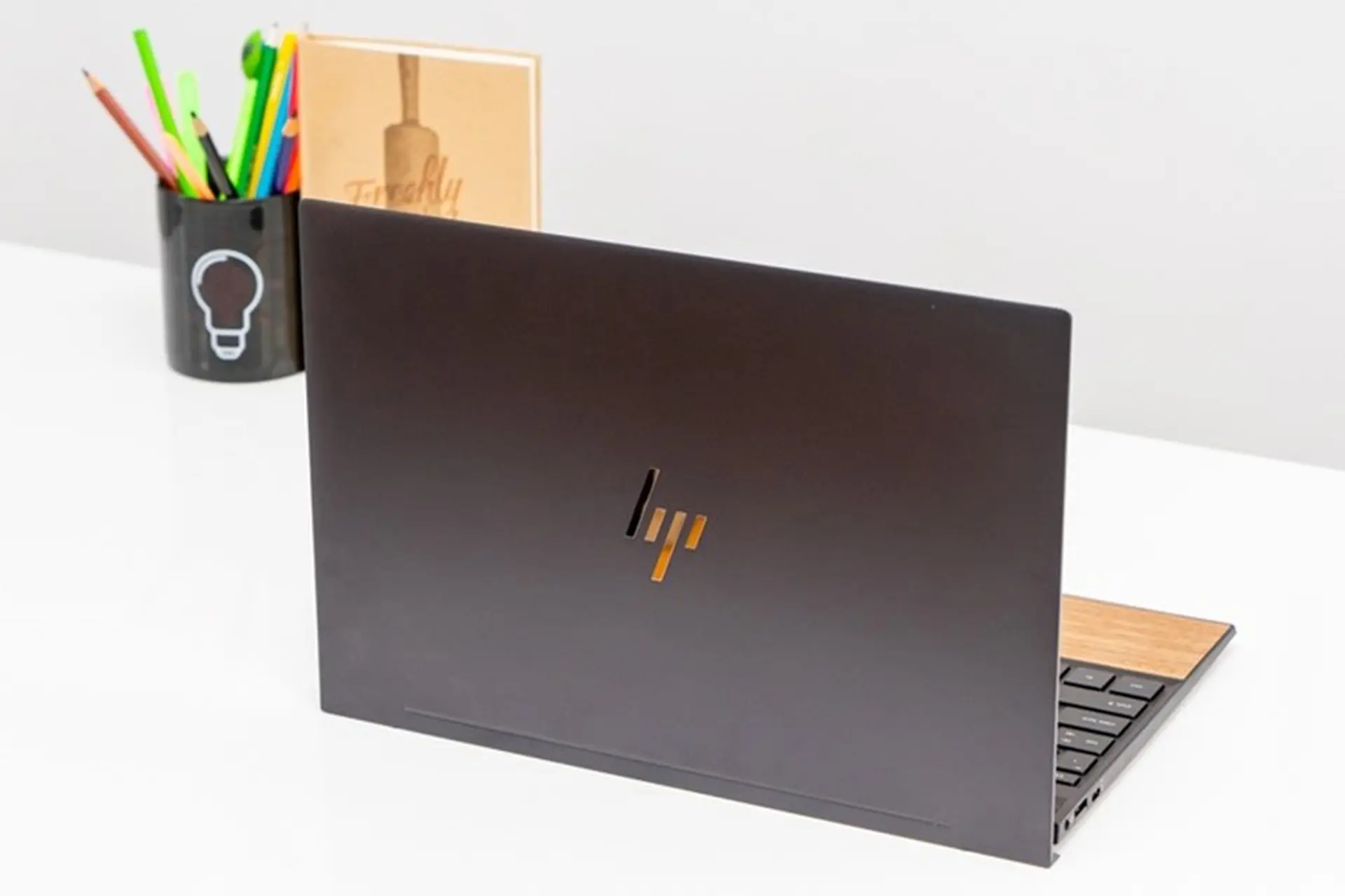 HP Envy 13-aq1048TU: Tuyệt tác laptop vân gỗ đầy ấn tượng