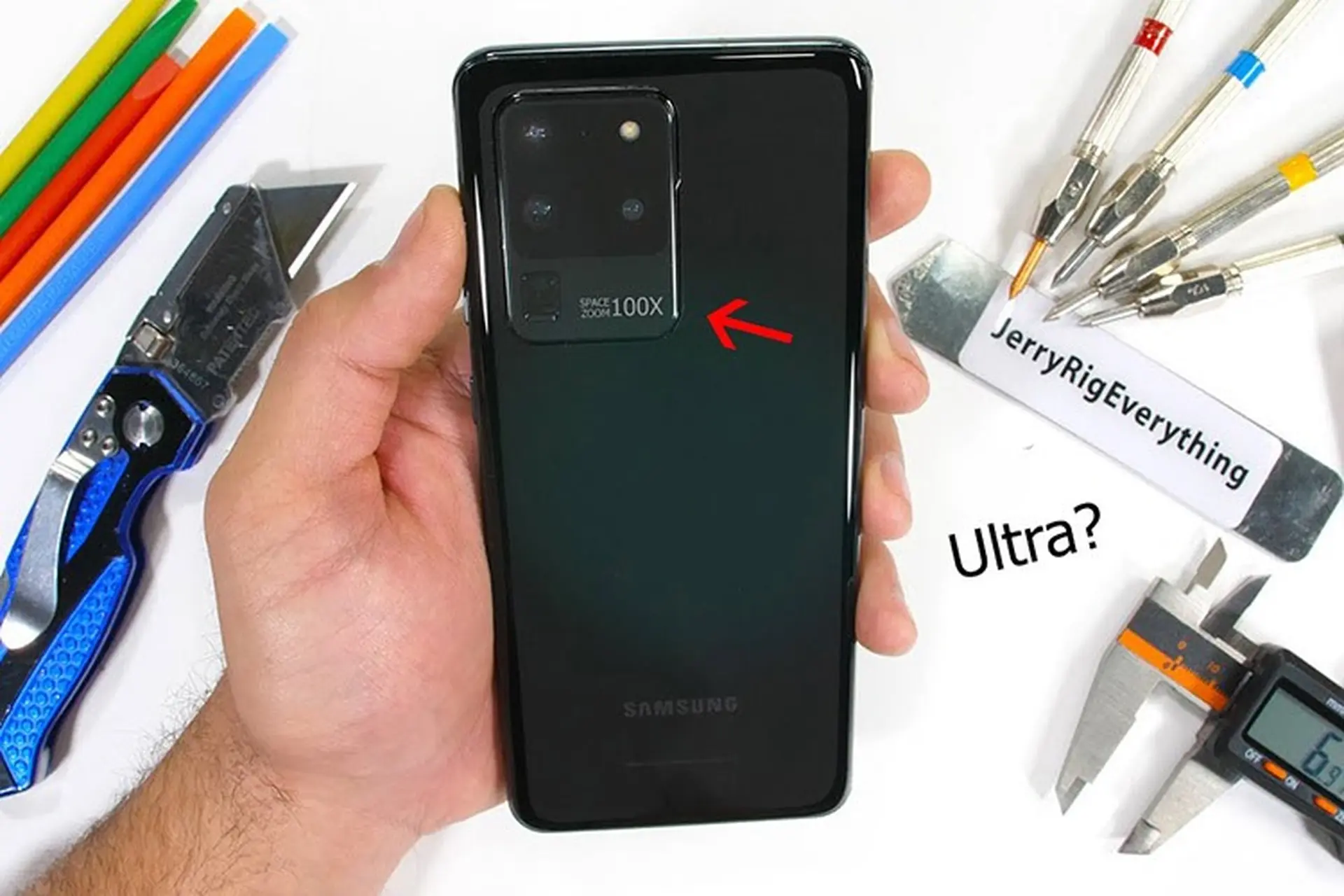 Tra tấn Samsung Galaxy S20 Ultra bằng dao rọc giấy, hơ lửa và bẻ cong