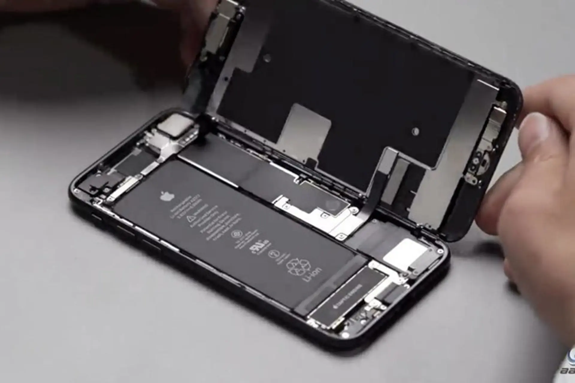 iPhone SE 2020 tái sử dụng một vài linh kiện phù hợp của iPhone 8