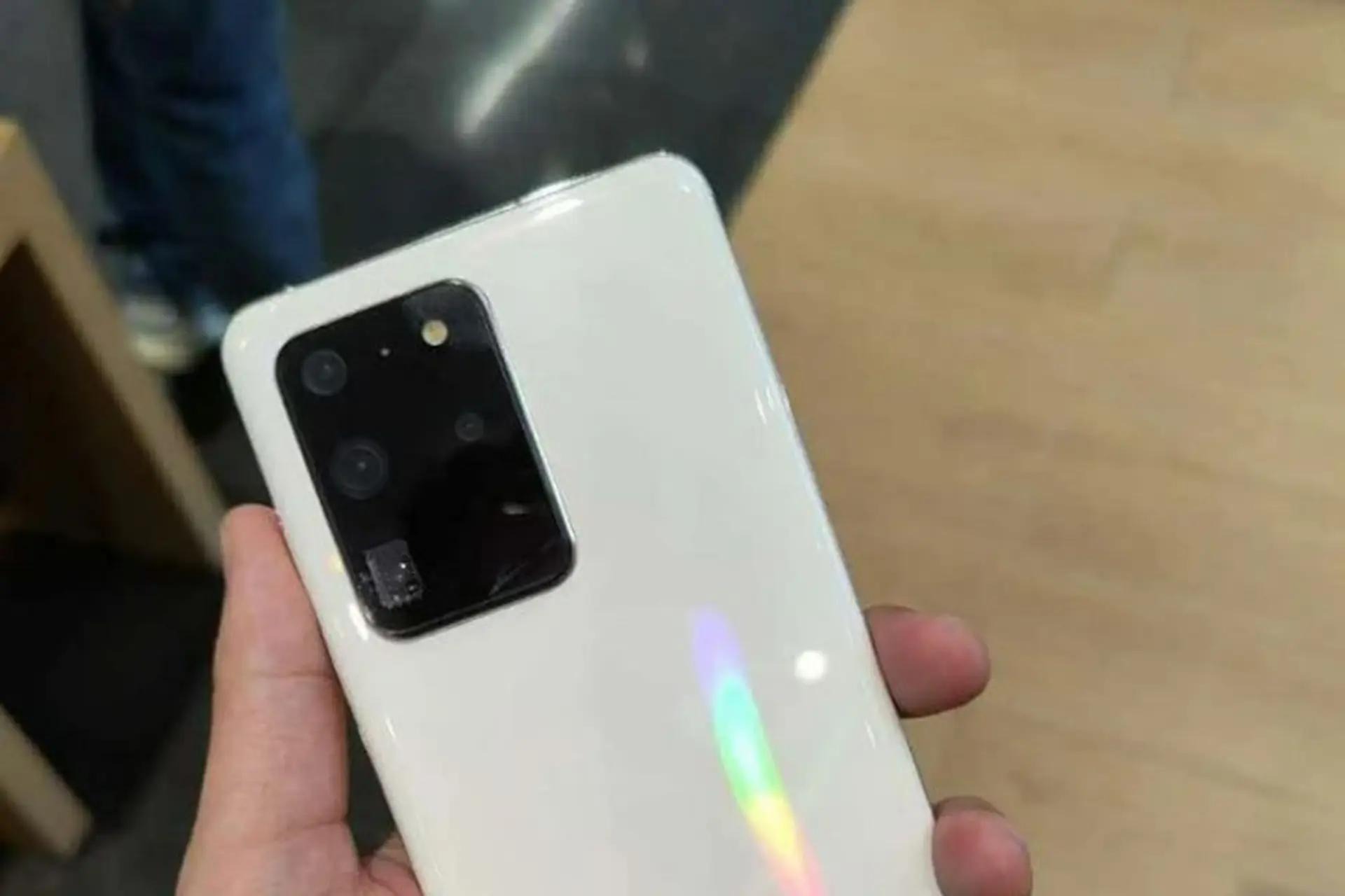 Rò rỉ ảnh trên tay Samsung Galaxy S20 Ultra bản màu trắng chưa từng xuất hiện