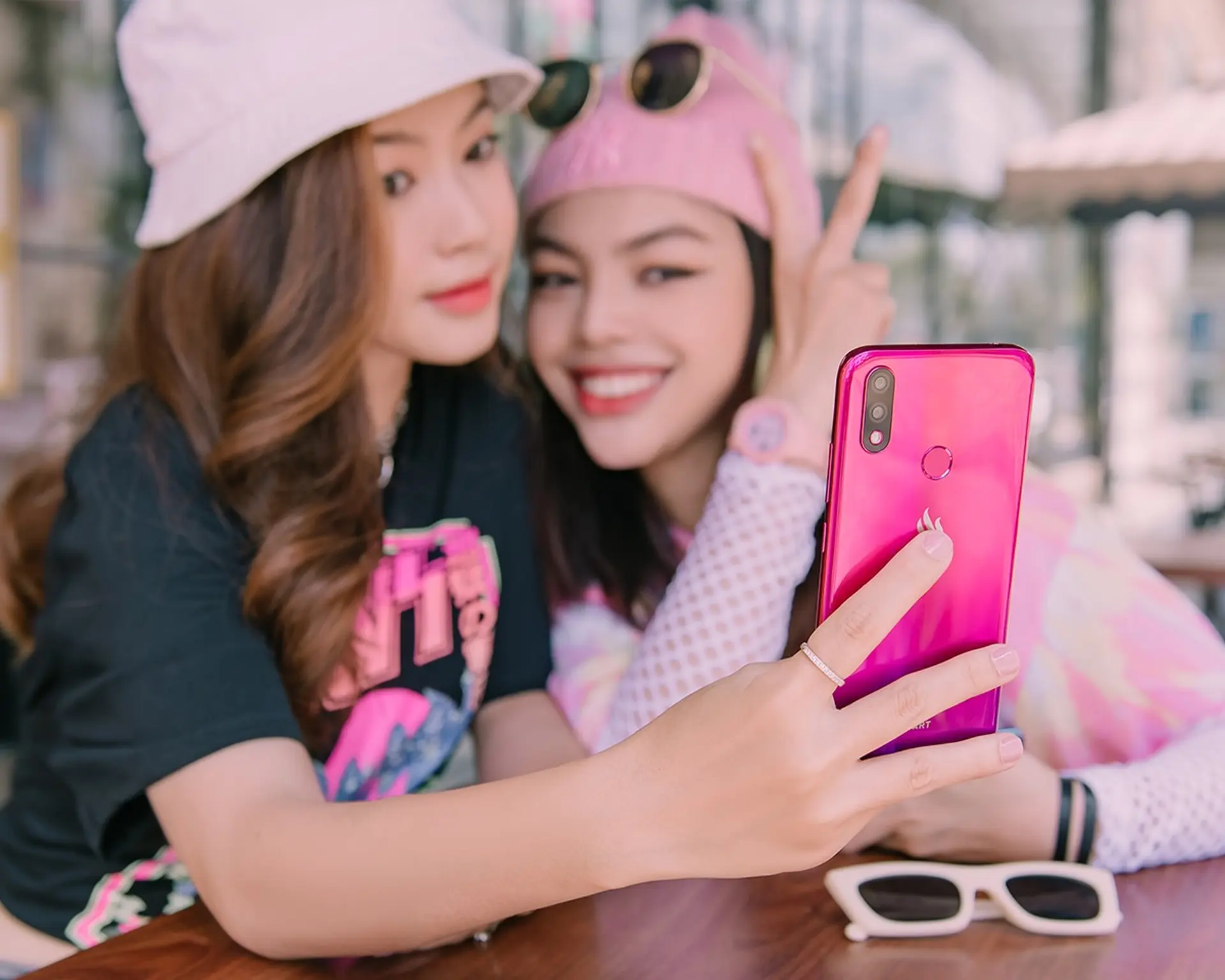 FPT Shop tặng smart tivi và giảm 150.000 đồng cho điện thoại Vsmart Joy 2+