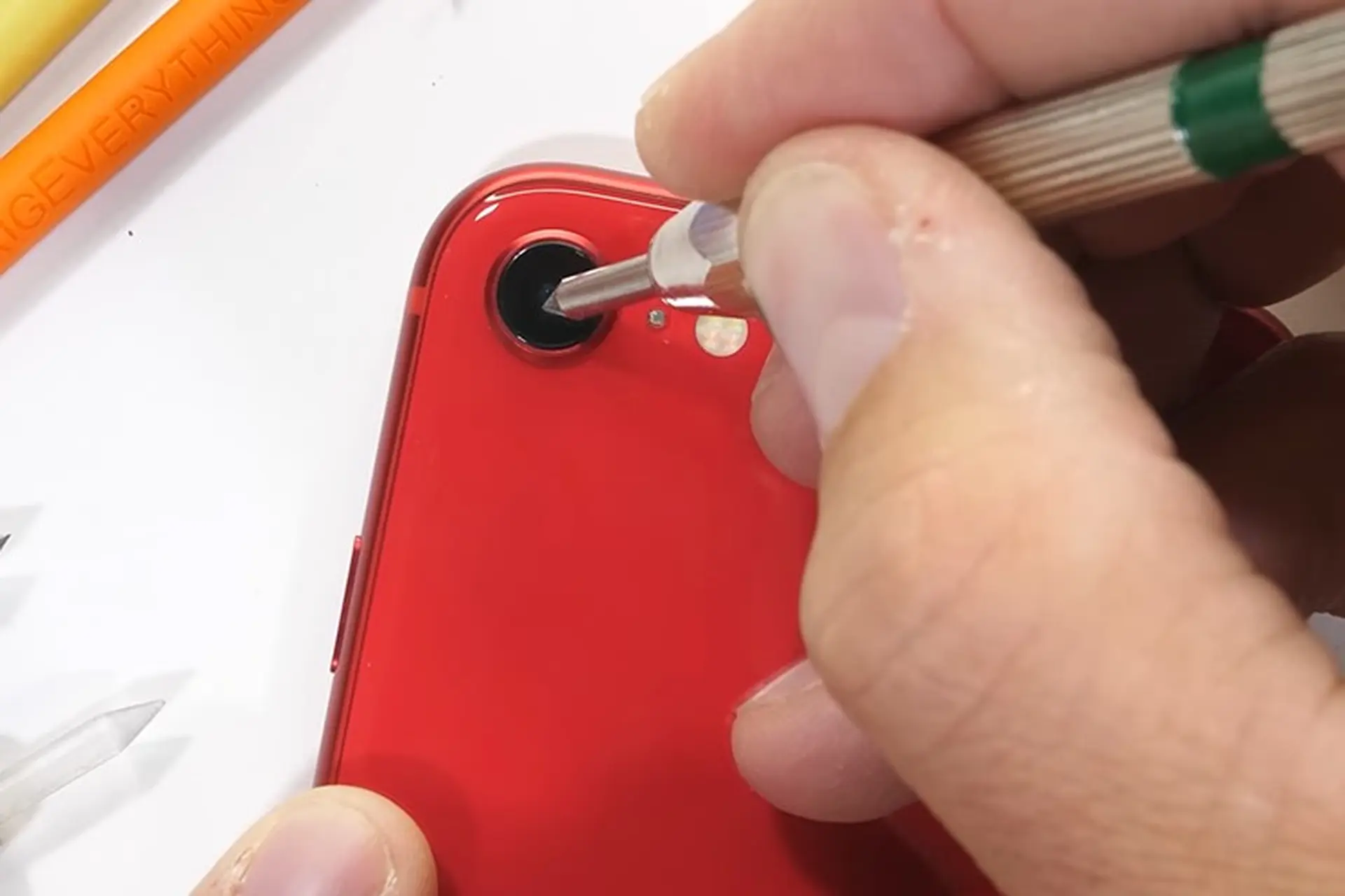 iPhone SE 2020 vượt qua bài kiểm tra độ bền đầy ấn tượng