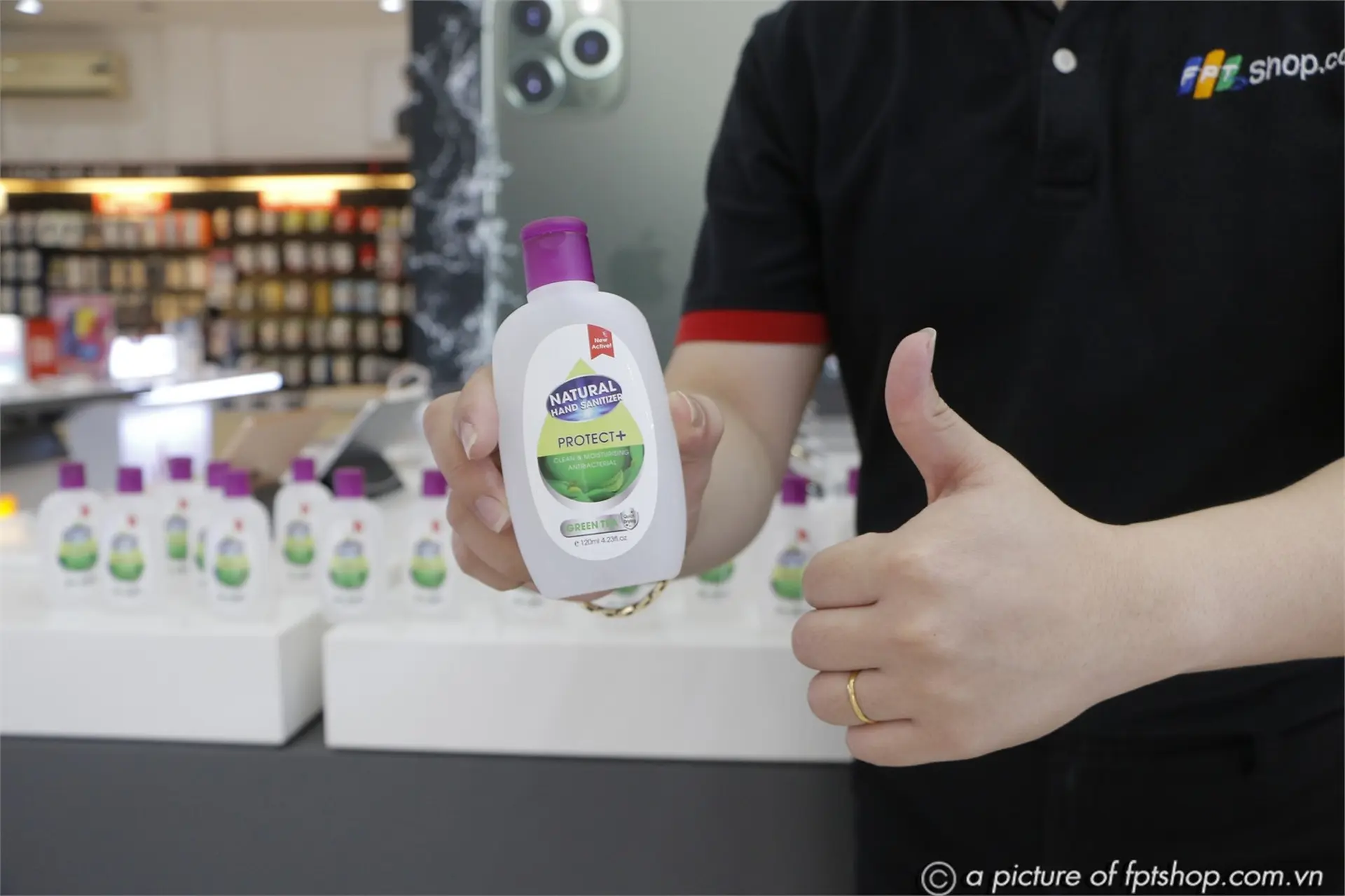 FPT Shop tặng 100.000 chai nước rửa tay diệt khuẩn, chung tay cùng cộng đồng chống 'giặc' Covid-19