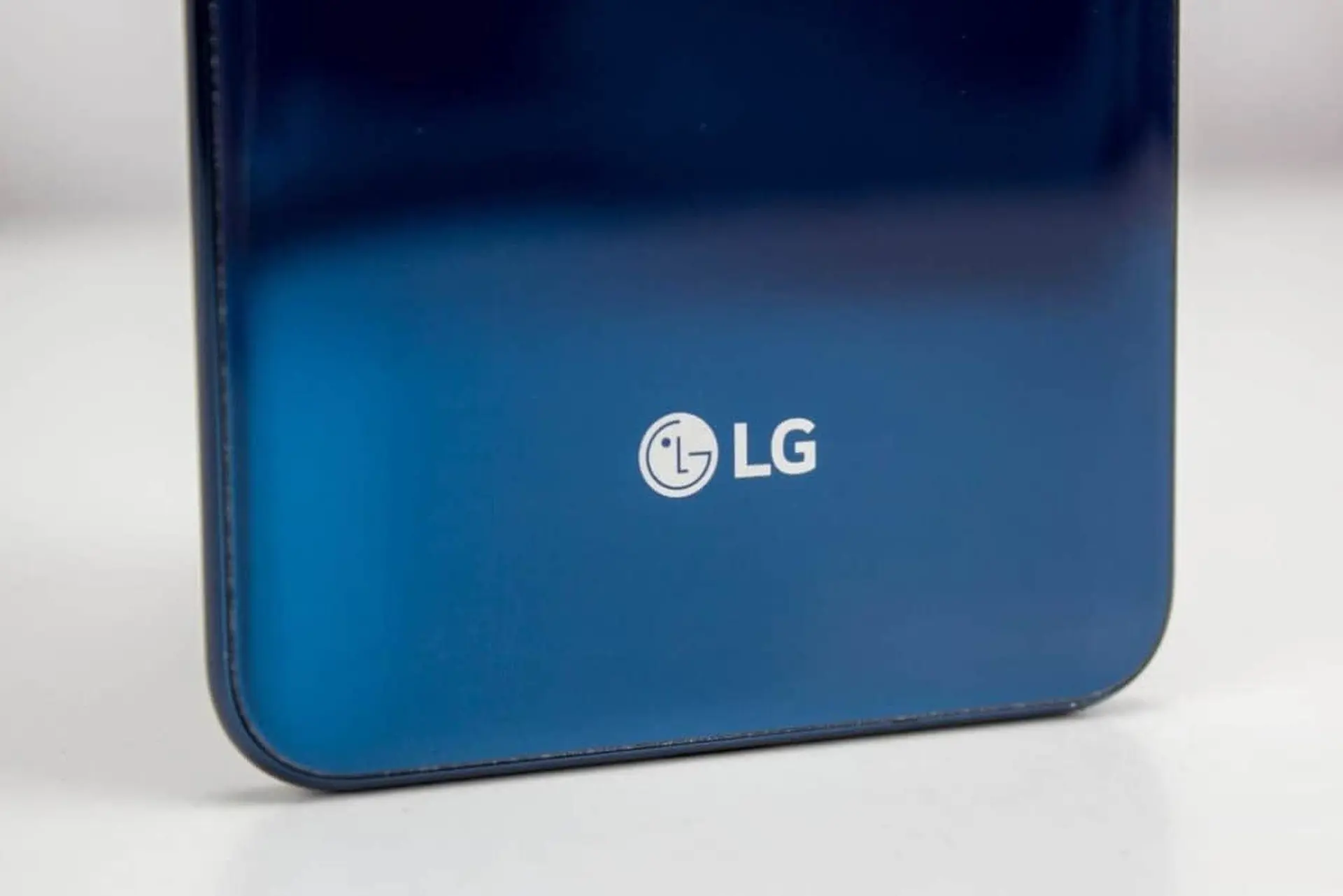 LG Phoenix 5 giá rẻ lộ ảnh với camera kép, màn hình giọt nước