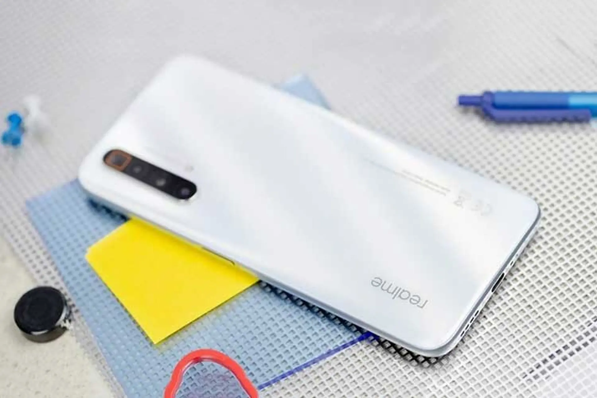 Trên tay Realme X3 SuperZoom: Camera zoom 60X, màn 120Hz với giá chưa tới 13 triệu đồng