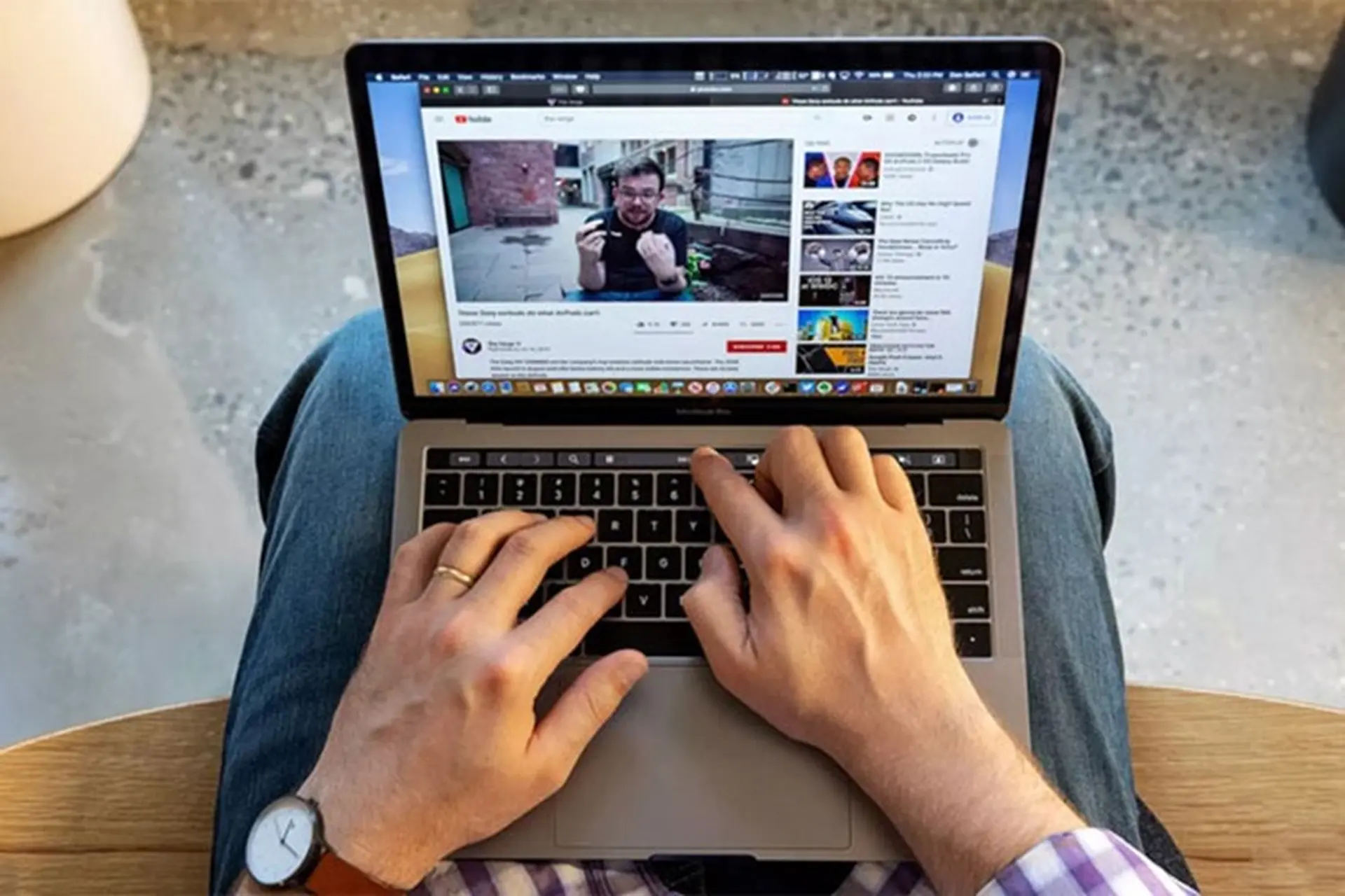 Apple MacBook Pro 13 inch 2020 có phiên bản dùng CPU Intel thế hệ thứ 8 cũ hơn