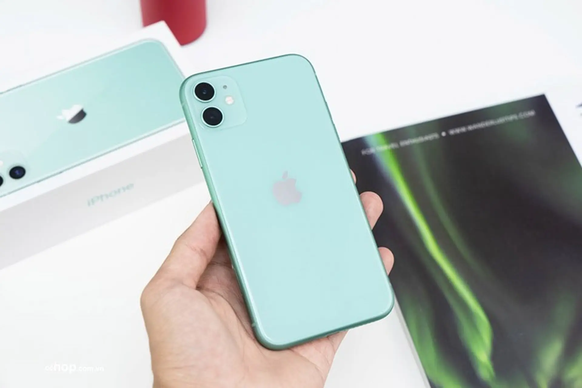 Cứ năm smartphone cao cấp bán ra thì bốn trong số đó là iPhone