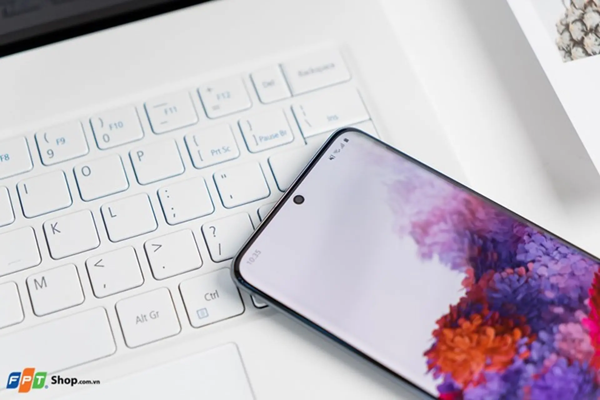 Giá đã ngang bằng nhau, chọn iPhone 11 hay Galaxy S20+?