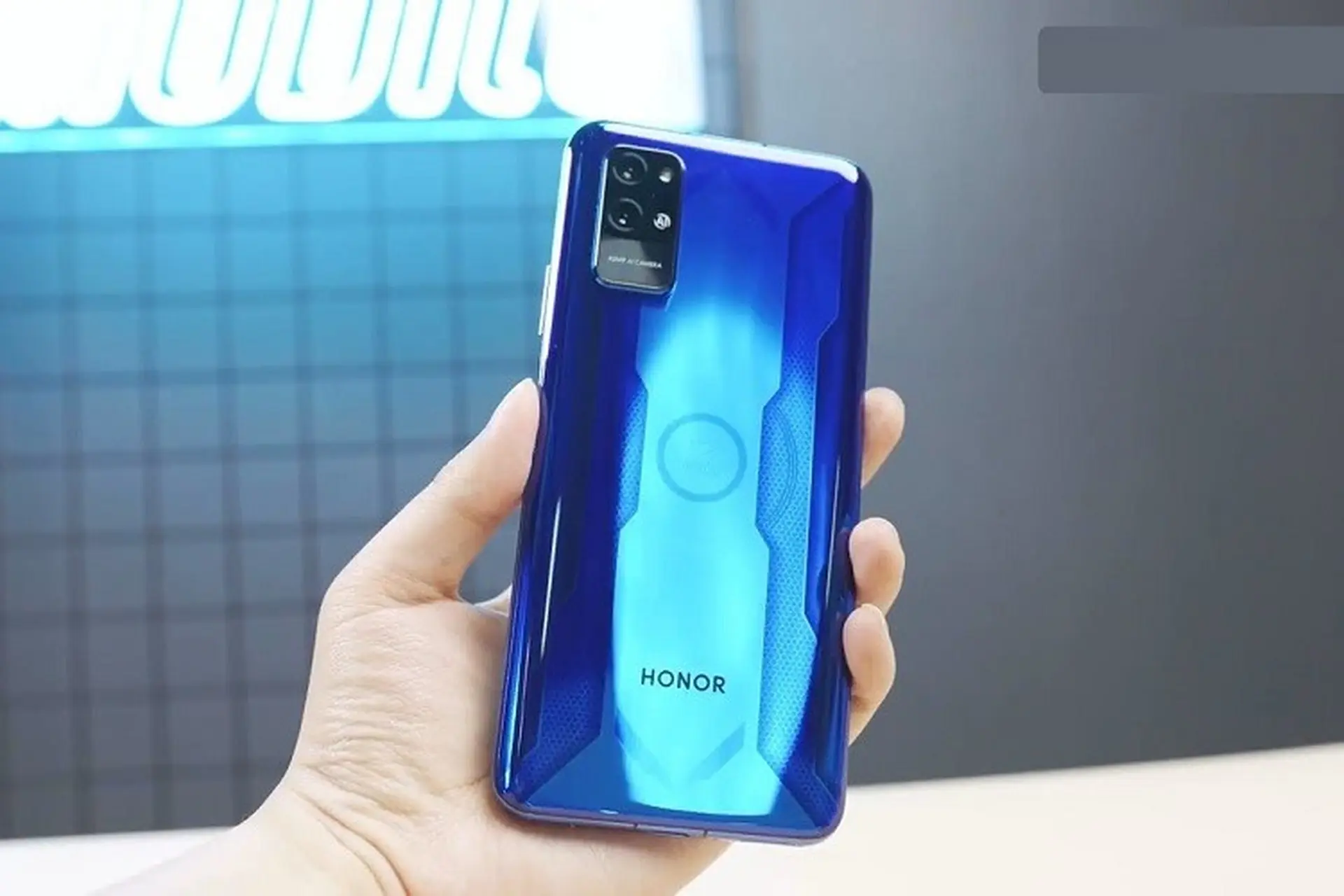Poster quảng cáo về Honor Play 4e được chia sẻ với cấu hình tương đối hấp dẫn