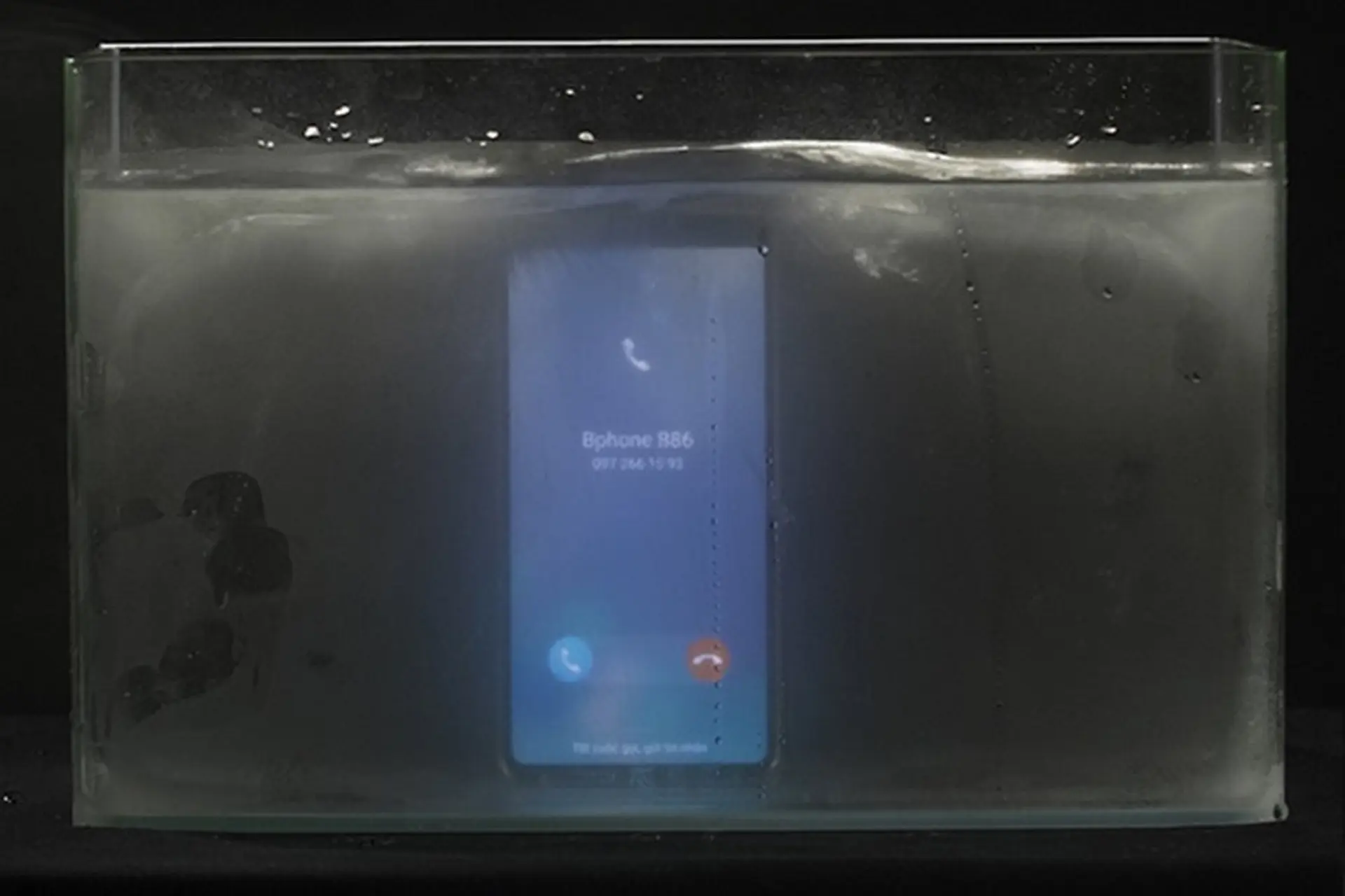 Bphone B86 khoe khả năng chống nước qua thử thách đông đá