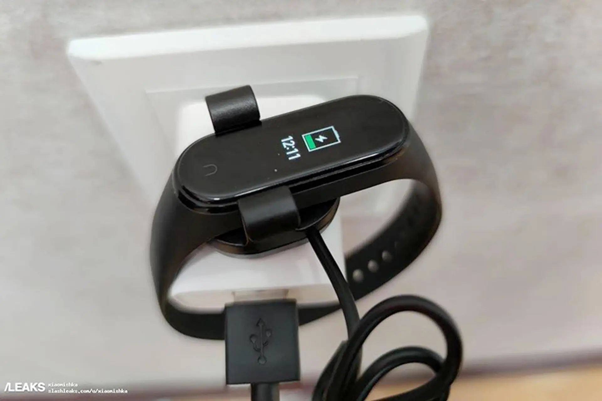 Hình ảnh thực tế Xiaomi Mi Band 5 với tính năng sạc từ tính