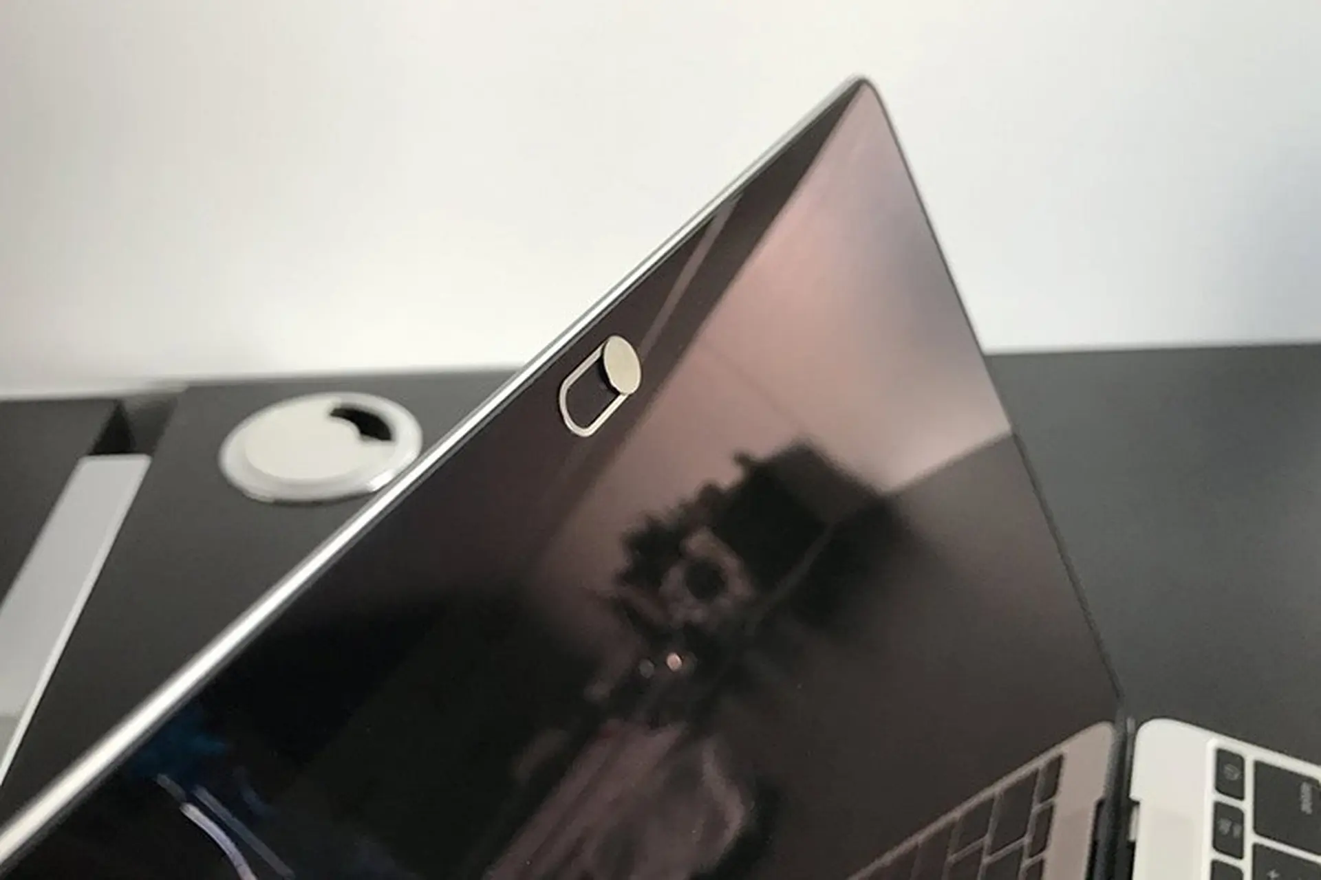 Apple cảnh báo người dùng MacBook không nên sử dụng Camera Privacy Cover