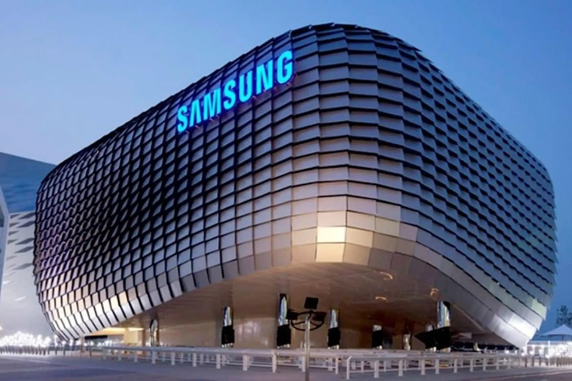 Apple nộp phạt 950 triệu USD cho Samsung vì không mua đủ tấm nền OLED như cam kết