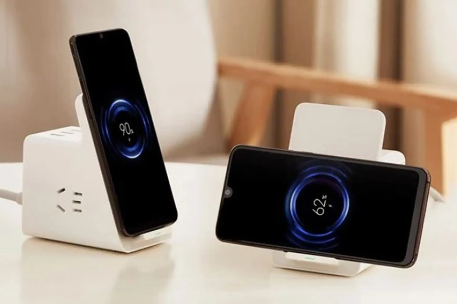 Xiaomi trình làng đế sạc đứng không dây mới với góc nghiêng 20 độ và công suất 10W