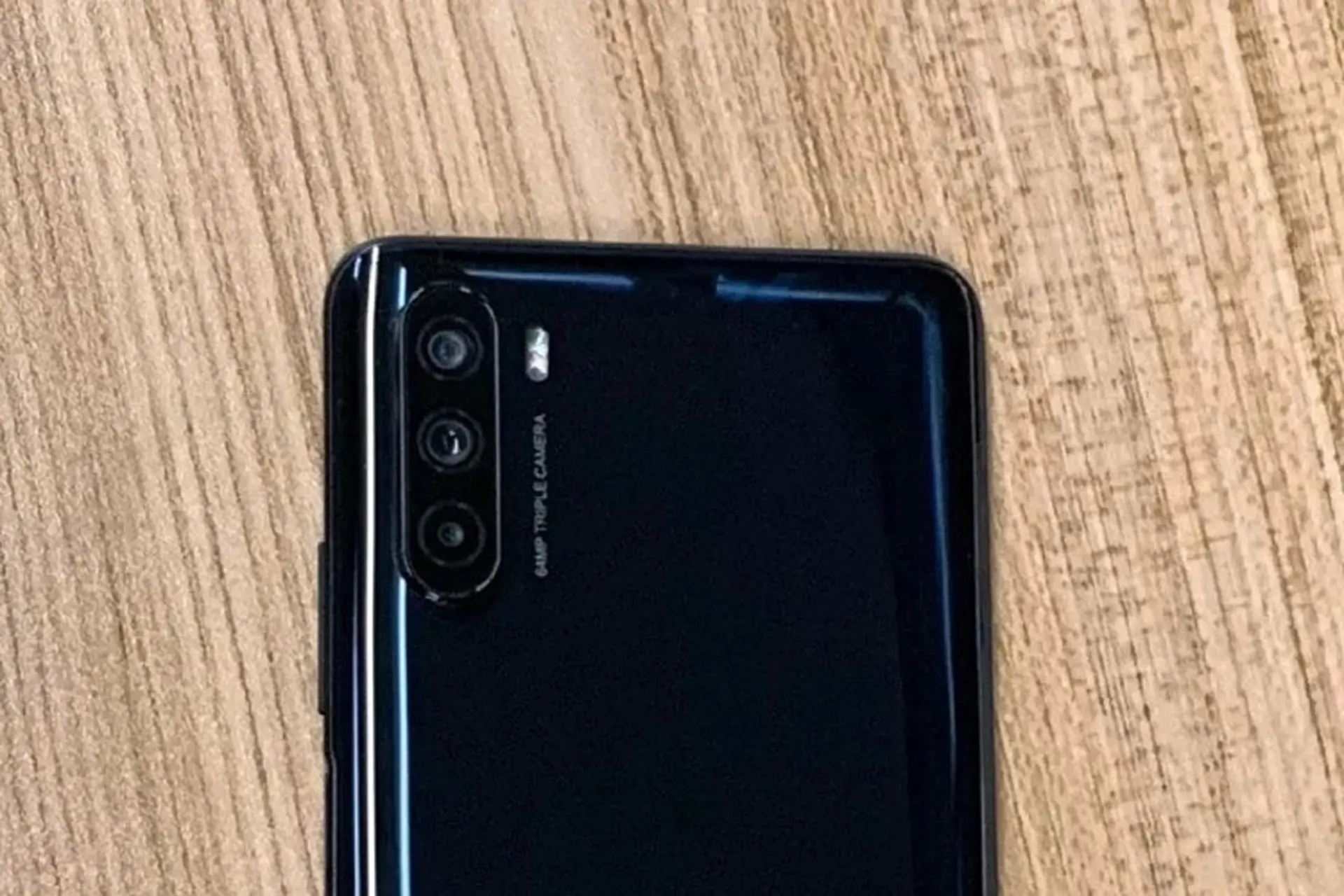 Huawei Enjoy 20s lộ ảnh thực tế với ba camera ở mặt lưng