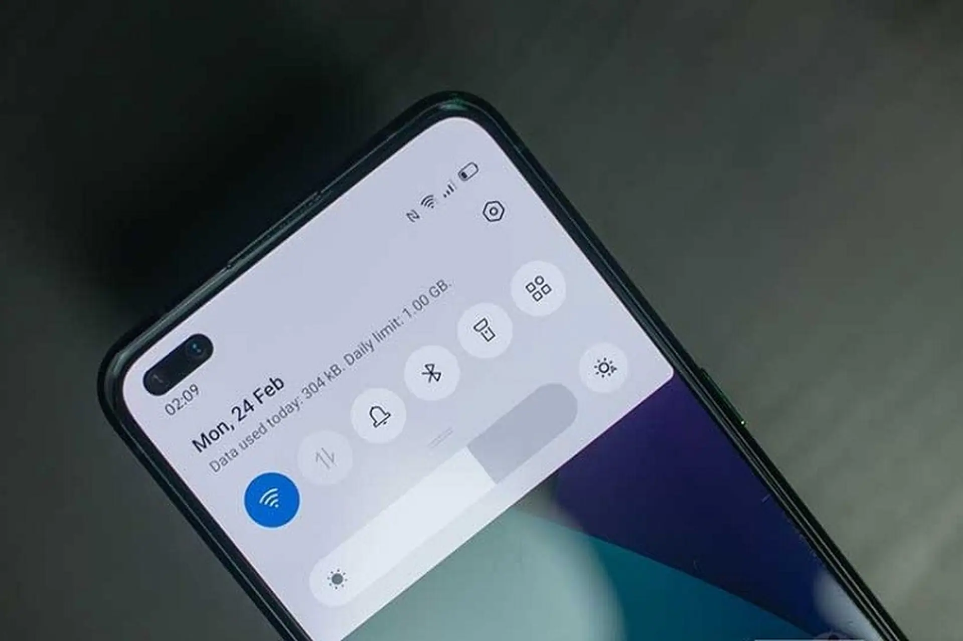 Realme sắp ra mắt smartphone cao cấp với 4 camera nằm trong module hình chữ nhật mặt sau