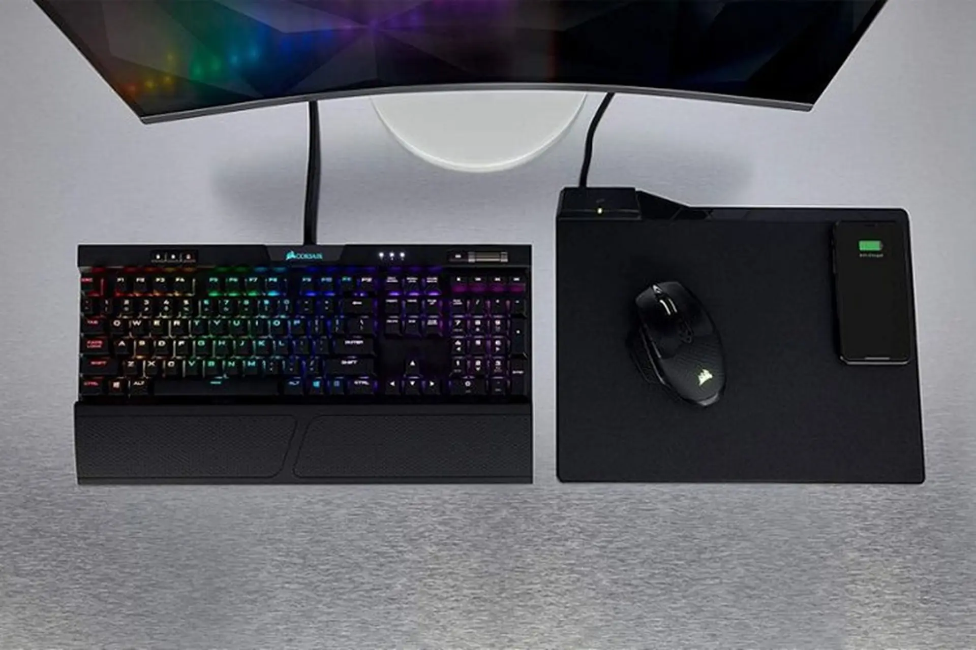 Corsair CGMM1000 – Khi bàn di chuột gaming sắm vai bộ sạc đa năng