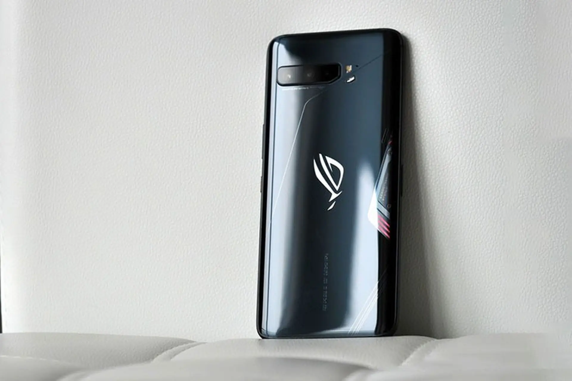 Trên tay Asus ROG Phone 3: Snapdragon 865+, màn AMOLED 144Hz, camera 64MP, pin 6000mAh