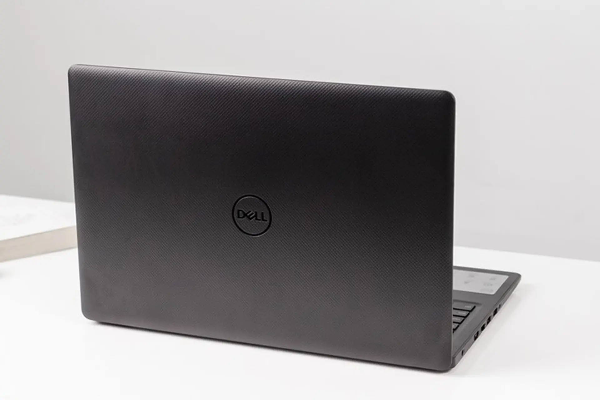 Trên tay Dell Vostro V3590: Laptop phổ thông bền bỉ, cấu hình tốt, giá rẻ