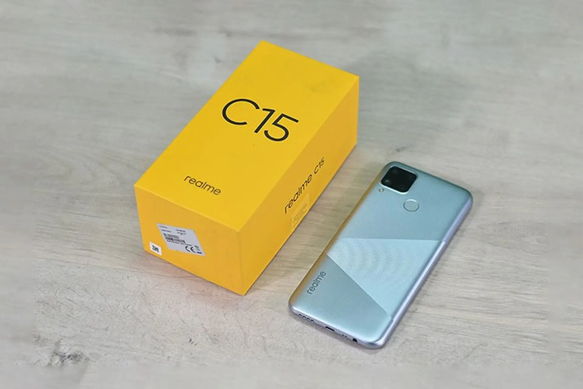 Trên tay Realme C15: Màn 6,5 inch, 4 camera sau, Helio G35, pin 6000 mAh với sạc 18W và giá từ 3,2 triệu đồng
