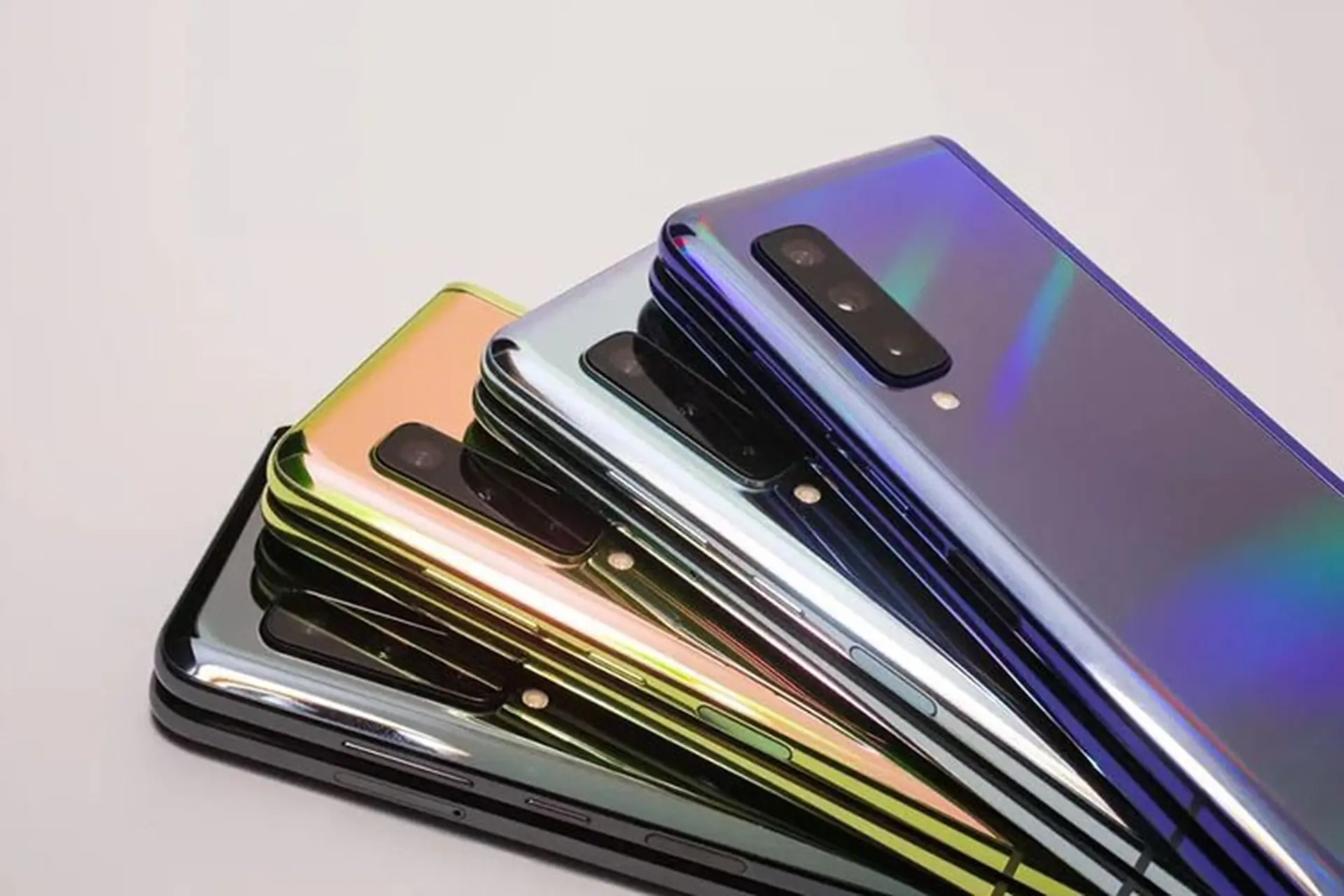 Samsung Galaxy Fold phiên bản xanh dương và xanh lá bất ngờ rục rịch lên kệ
