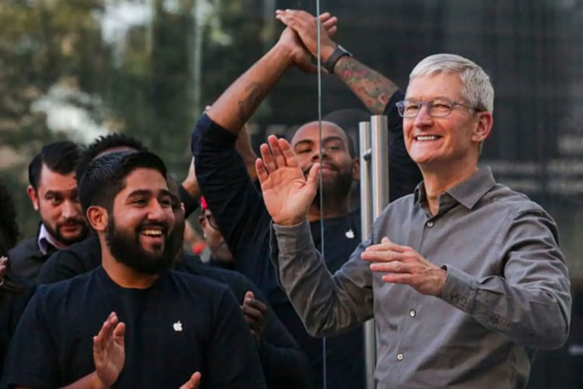 Gã khổng lồ bán iPhone đạt giá trị vốn hóa 2 nghìn tỷ USD