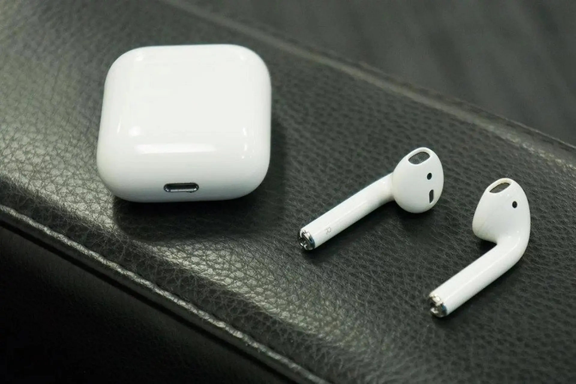Apple sẽ “khai tử” kiểu thiết kế trên AirPods thế hệ một và hai