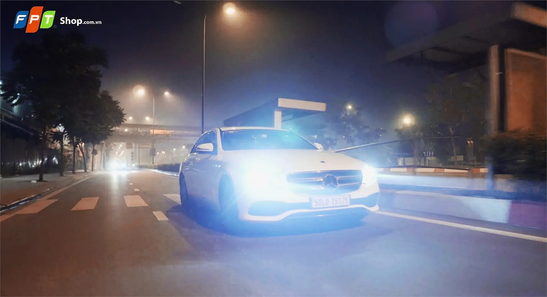 FPT Shop giao máy Note20 cho khách hàng ngay trong đêm bằng xe Mercedes-Benz