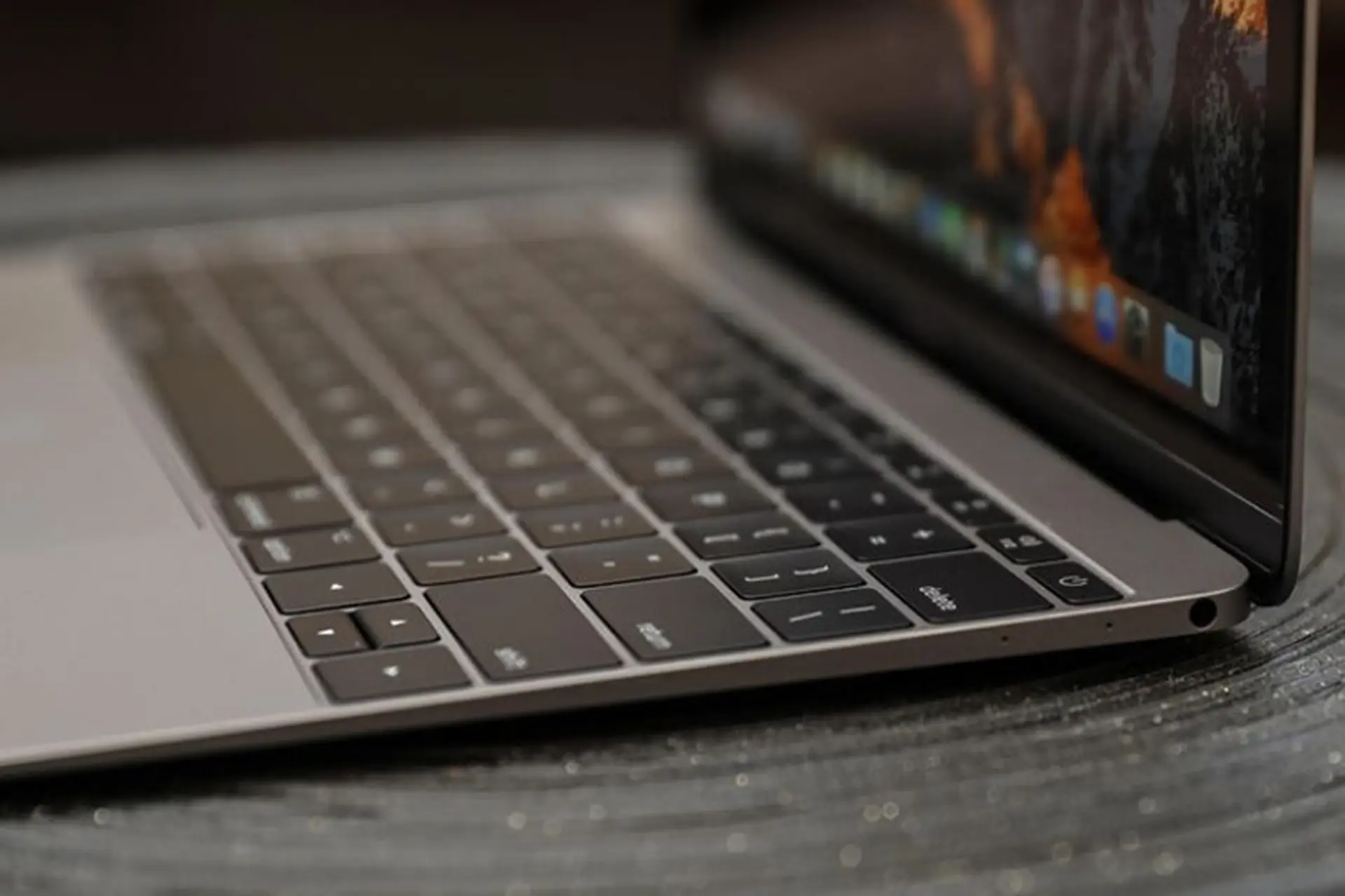 MacBook ARM đầu tiên chạy A14X, lên đến 16GB RAM, pin 20 giờ và bàn phím cánh bướm