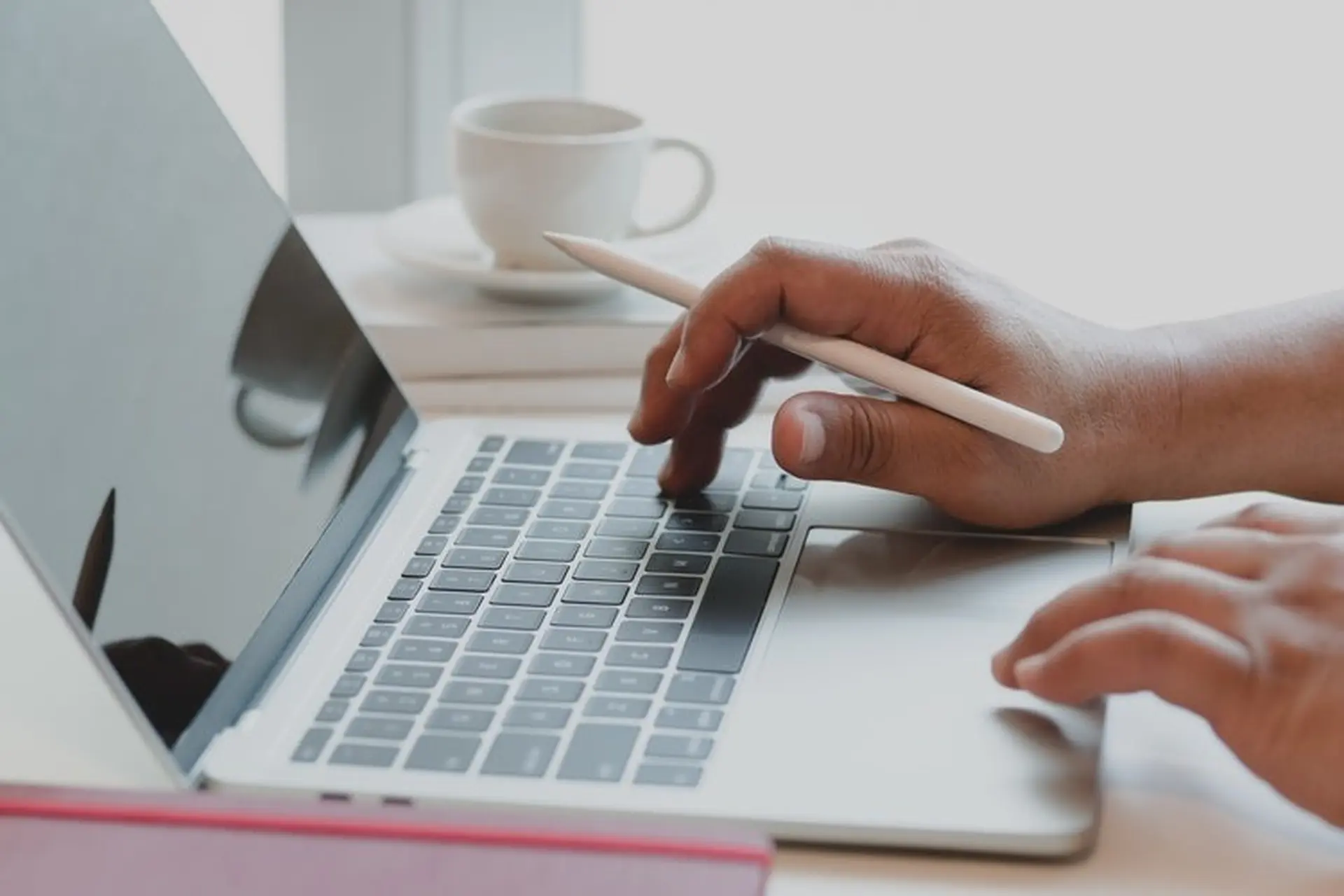 Chọn văn bản và đặt dấu chèn trong Keynote