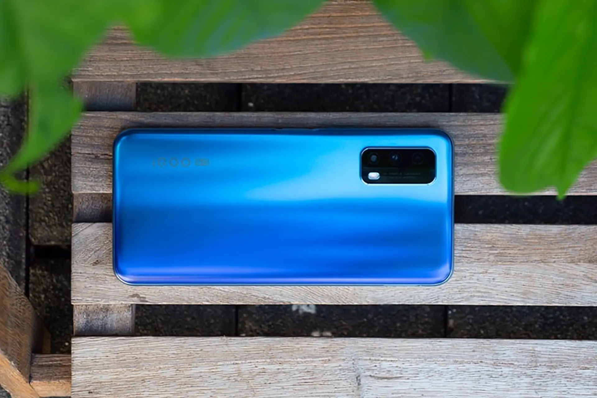 Trên tay Vivo iQOO Z1x: Màn 120Hz, Snapdragon 765G, 5G, pin 5000mAh, giá từ 5.3 triệu đồng