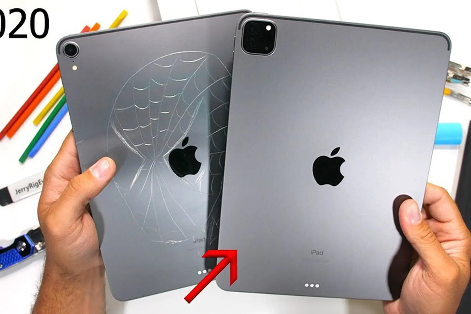 Sẽ ra sao nếu tra tấn iPad Pro 2020 bằng dao rọc giấy, hơ lửa và bẻ cong?