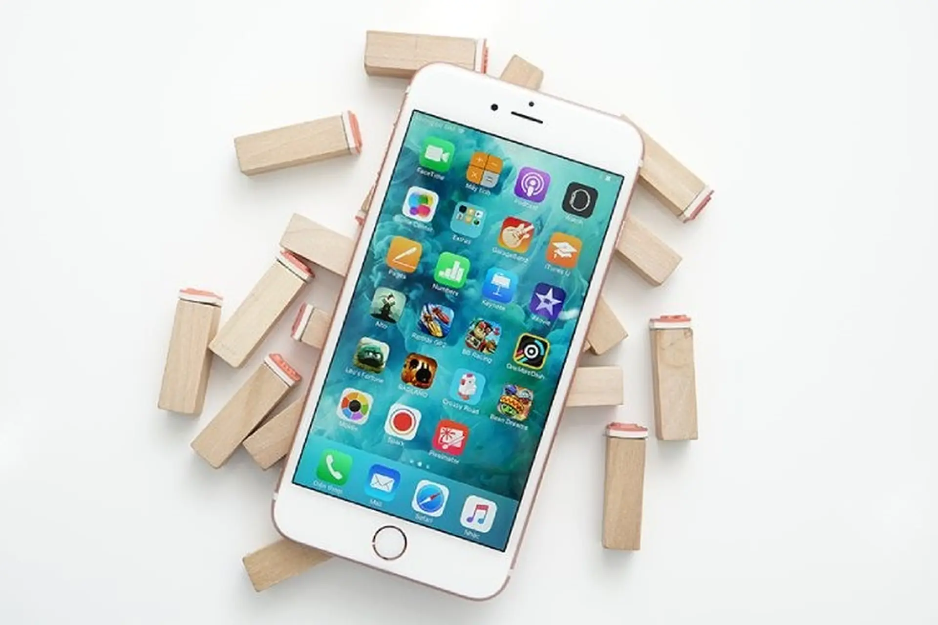 iPhone 12 sắp lên kệ, tại sao iPhone 6S Plus vẫn giữ giá hơn 7 triệu?