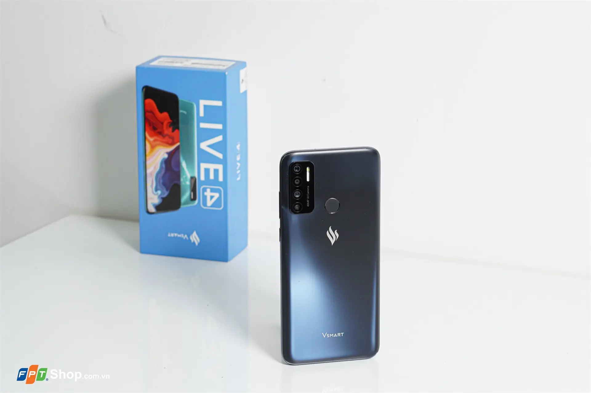 Cận cảnh Vsmart Live 4: Chiếc smartphone tự chủ đầu tiên của hãng, thiết kế đẹp, cấu hình mạnh, giá “ngon”