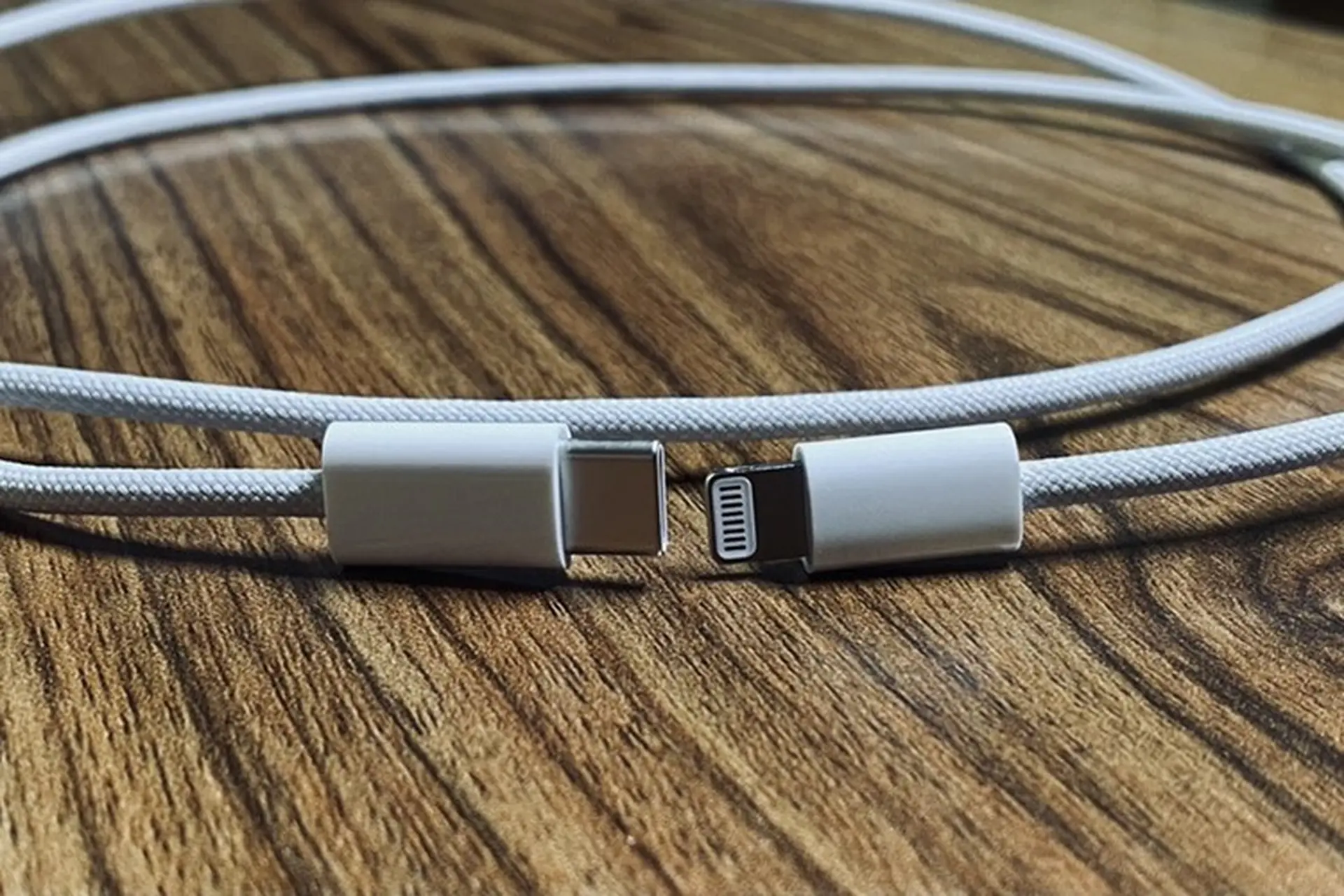 Rò rỉ hình ảnh cáp sạc mới của iPhone 12 series