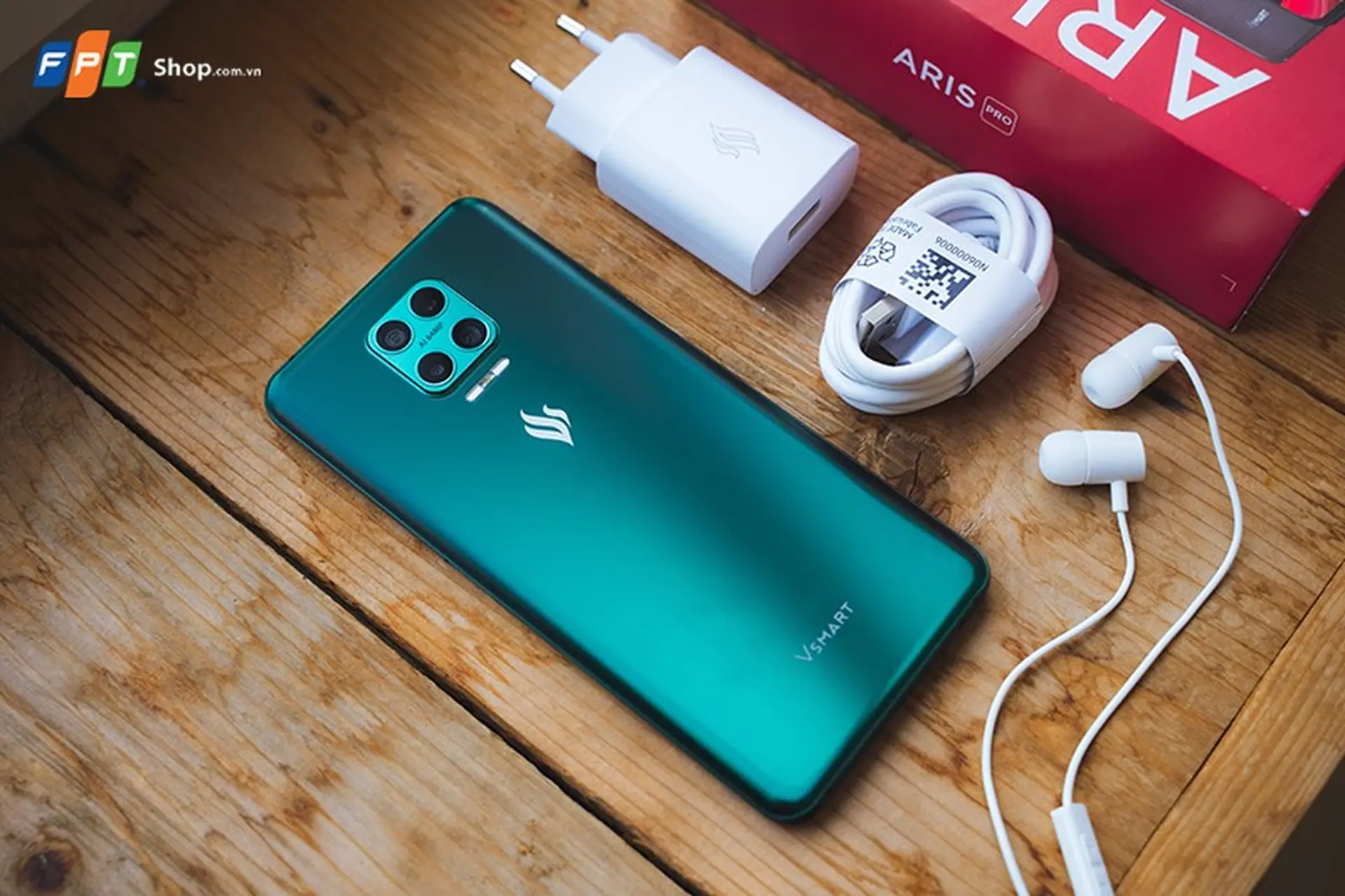 FPT Shop tặng quà trị giá đến 2.200.000 đồng khi đặt mua Vsmart Aris và Aris Pro