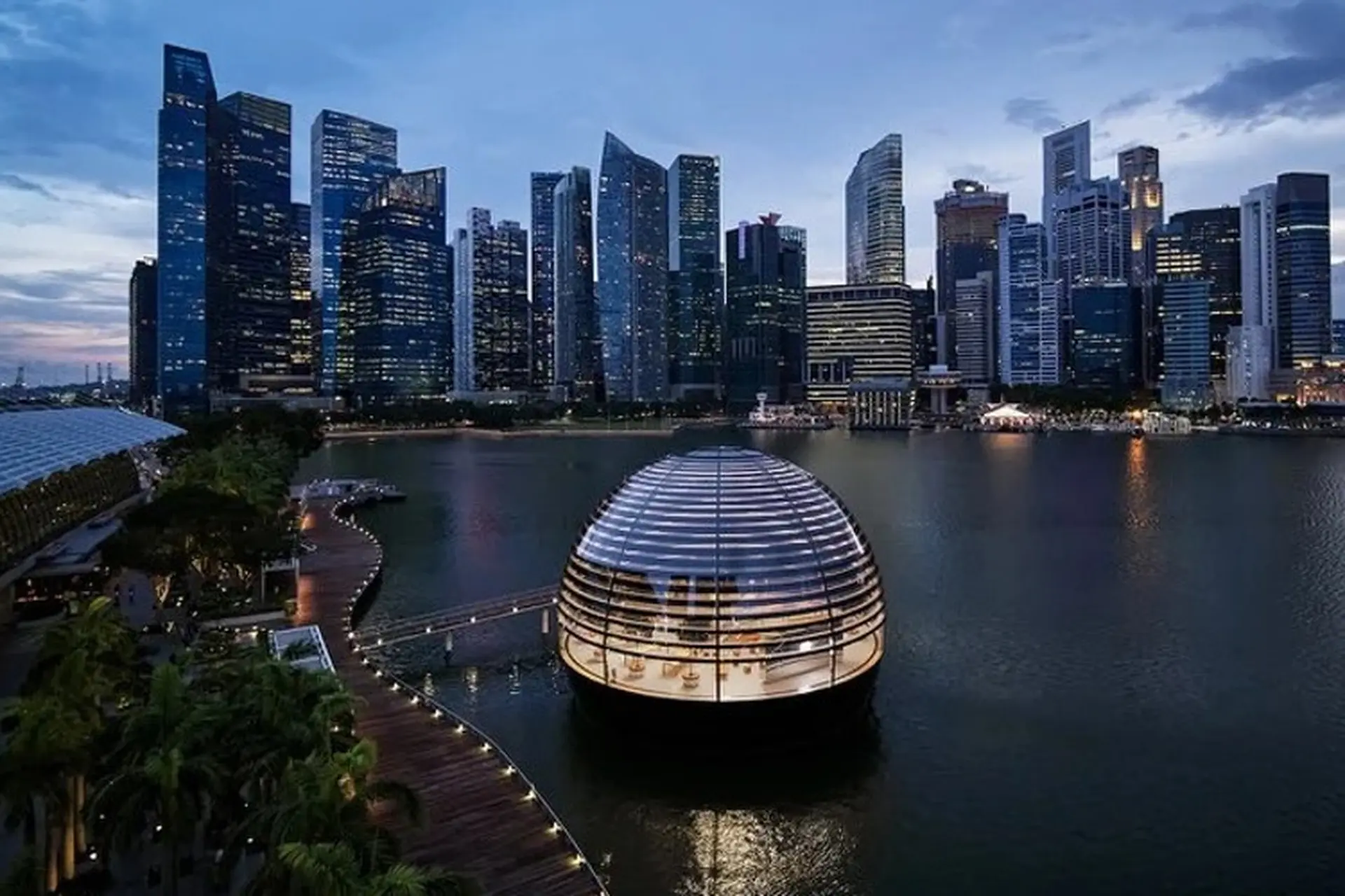 Apple giới thiệu cửa hàng thứ 3 tại Singapore với thiết kế nổi trên mặt nước độc đáo