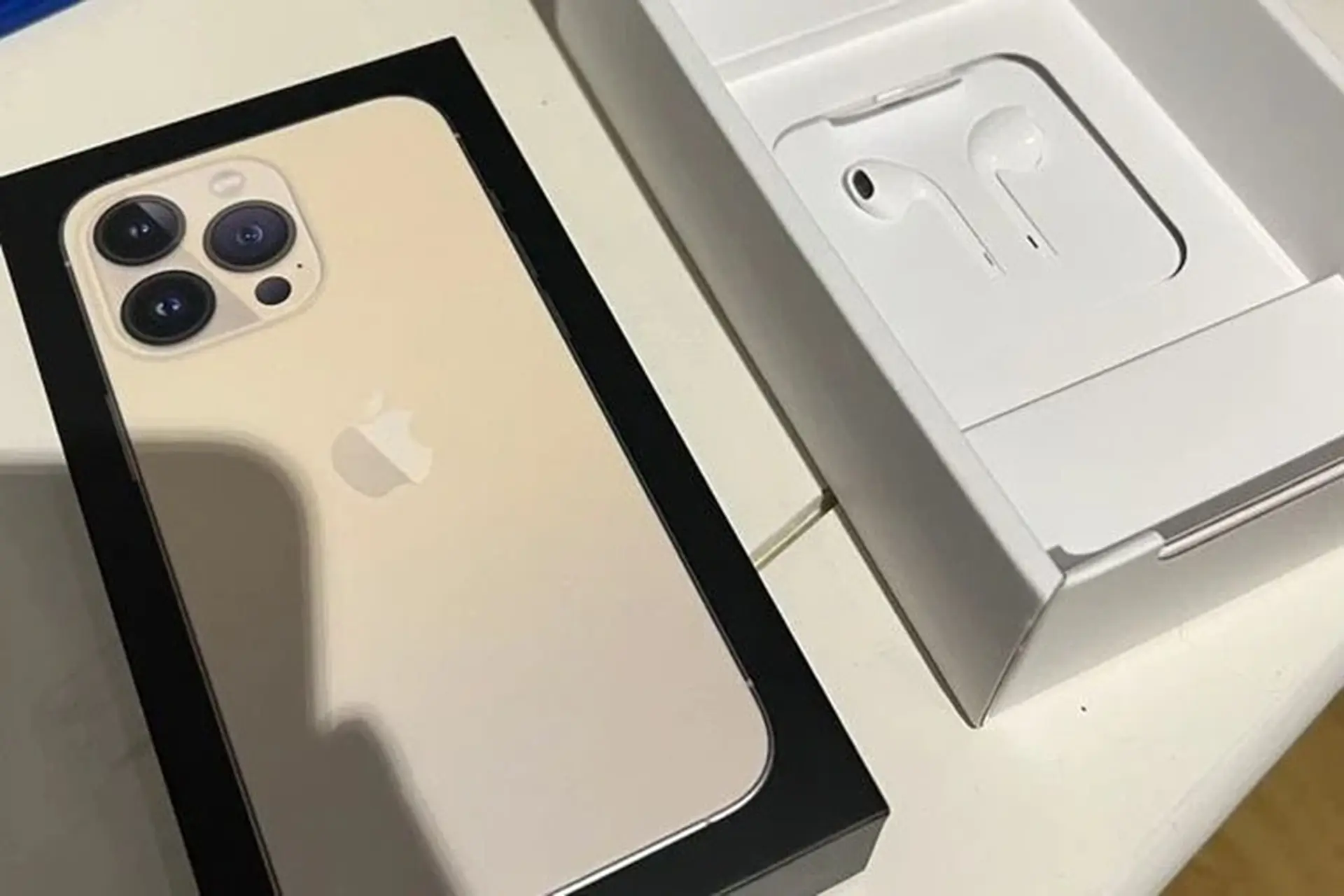Apple vẫn tặng kèm tai nghe EarPods nếu bạn mua iPhone 13 tại Pháp