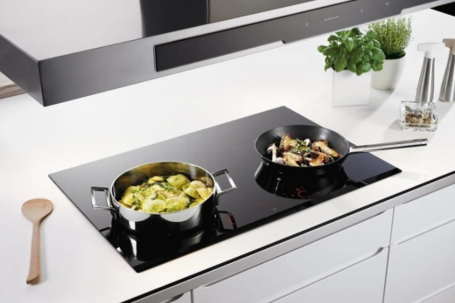 Sử dụng bếp từ có tốn điện không? Có hiệu quả hơn so với bếp gas?