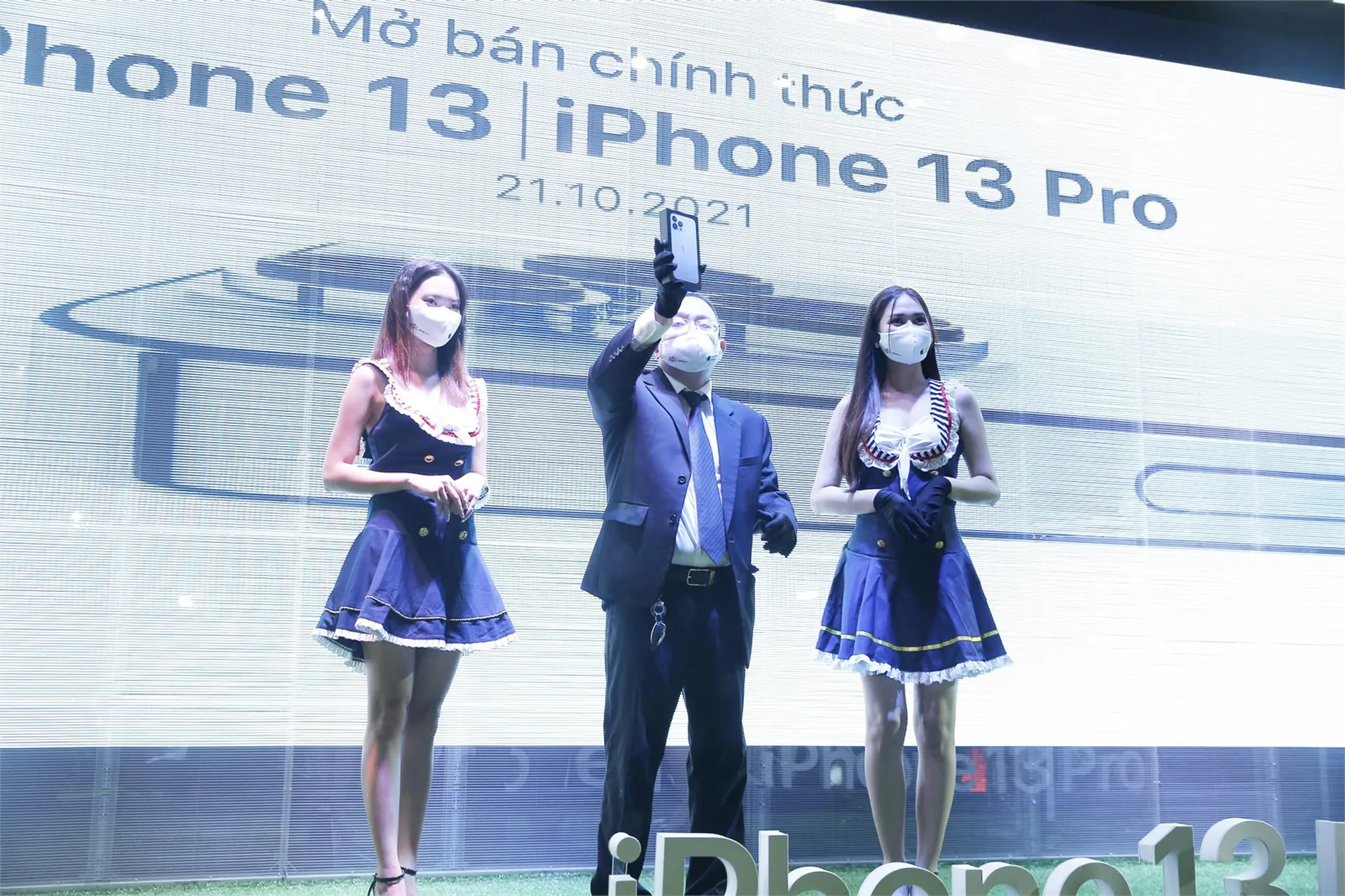 FPT Shop & F.Studio by FPT là chuỗi cửa hàng chính hãng đầu tiên mở bán iPhone 13 series tại Việt Nam