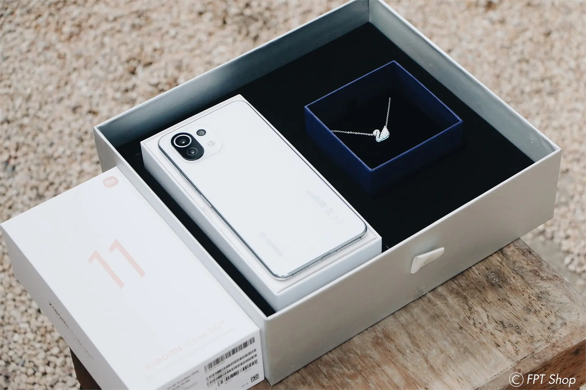 FPT Shop tặng bộ quà trị giá 2,99 triệu đồng cho khách đặt trước Xiaomi 11 Lite 5G NE phiên bản đặc biệt