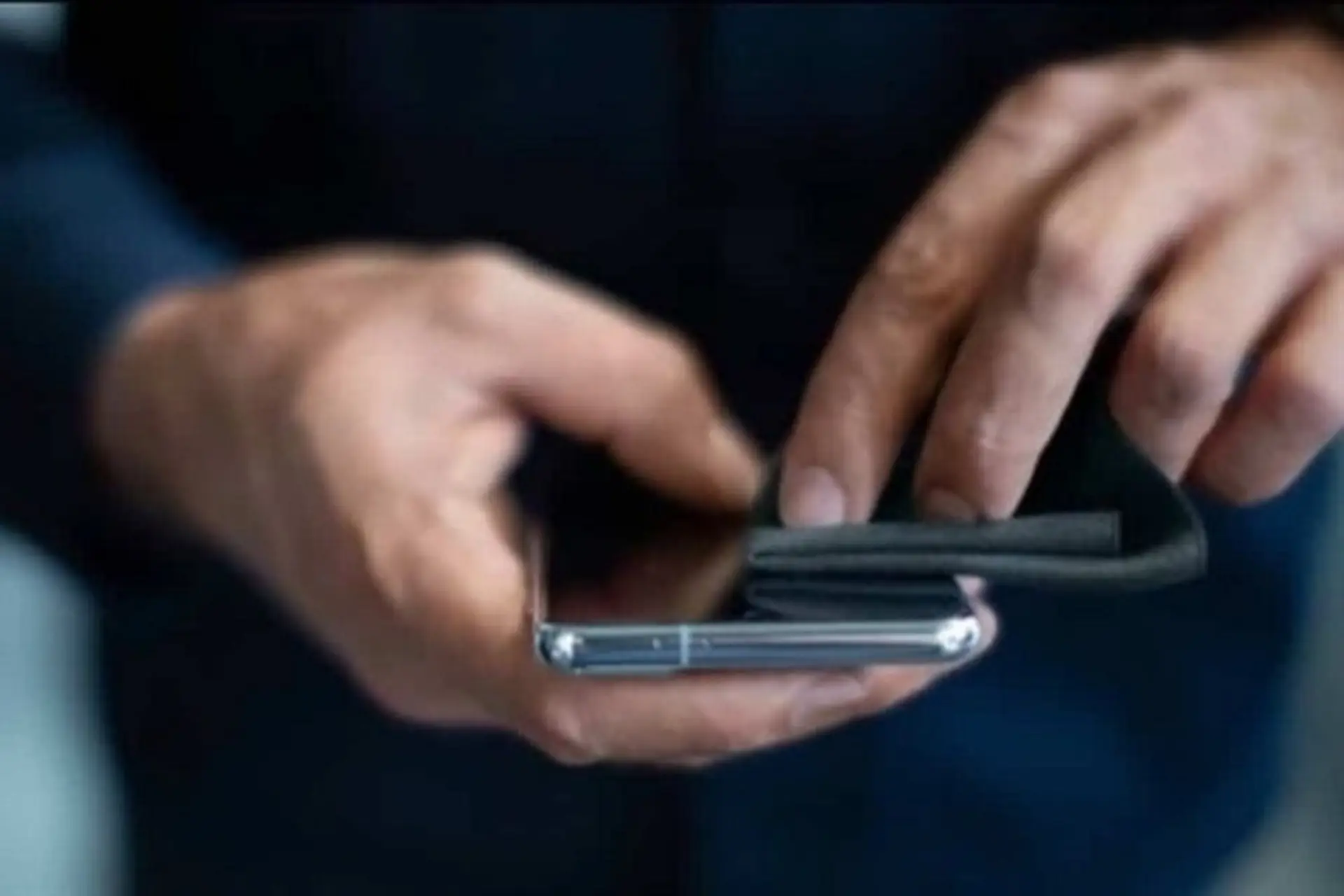 Samsung “cà khịa” Apple khi tặng khăn lau miễn phí cho người dùng Galaxy S20