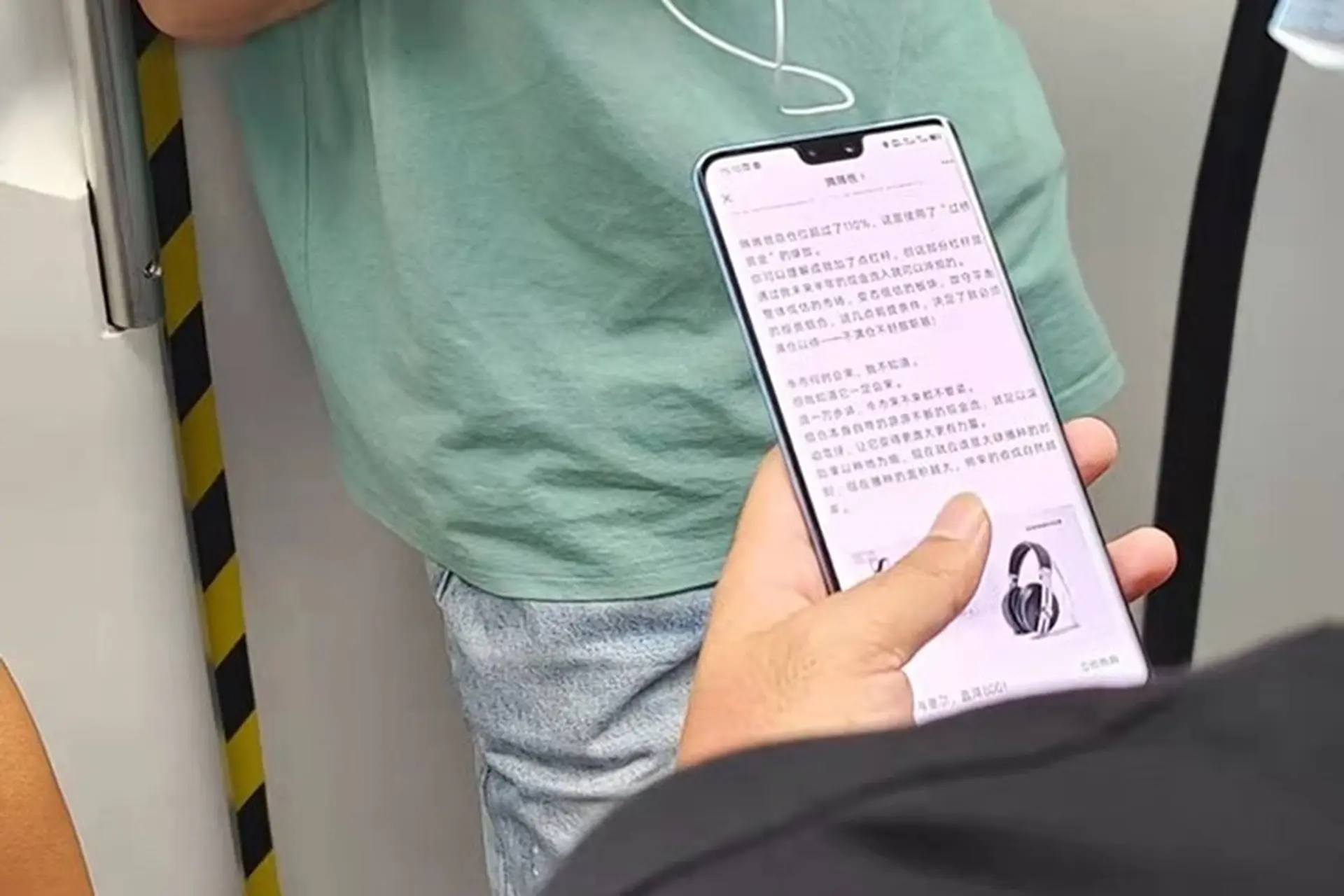 Vivo S12 Pro lộ ảnh thực tế với màn hình “tai thỏ” cong tràn viền