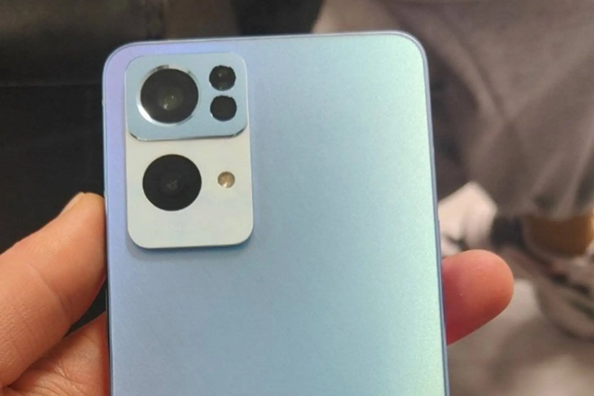 OPPO Reno7 tiếp tục lộ ảnh thực tế với thiết kế camera sau mới