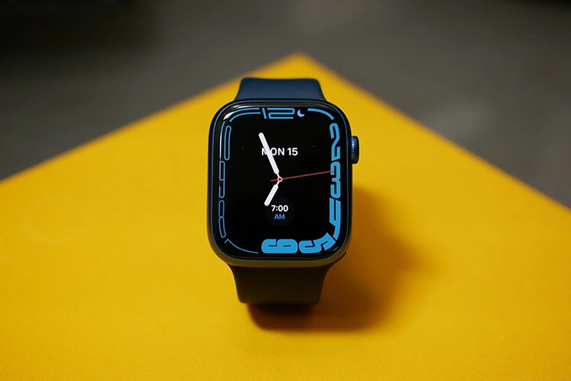 Apple phát hành watchOS 8.1.1 để khắc phục lỗi sạc cho Apple Watch series 7