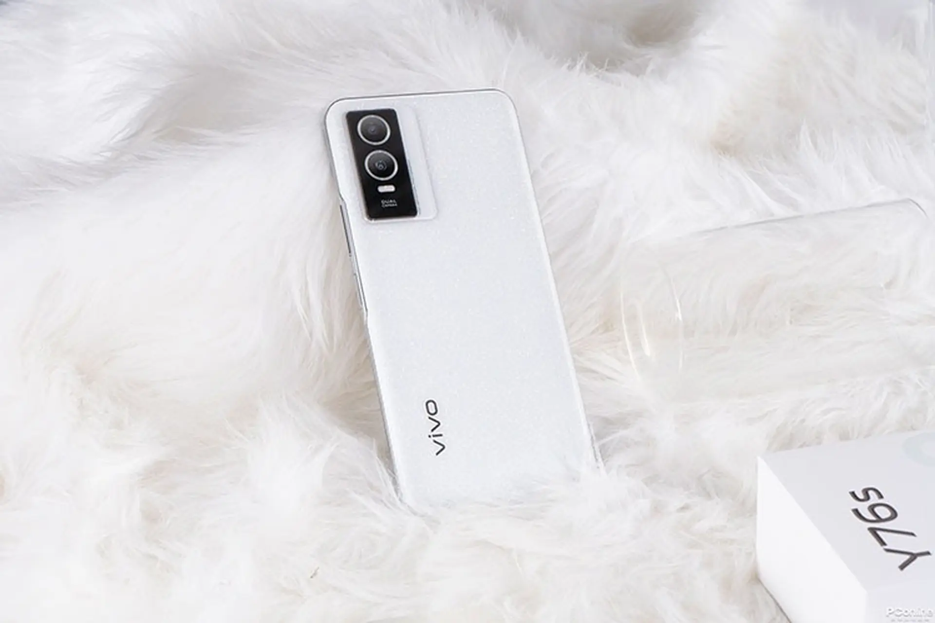 Trên tay vivo Y76s: Dimensity 810, camera 50MP và sạc nhanh 44W