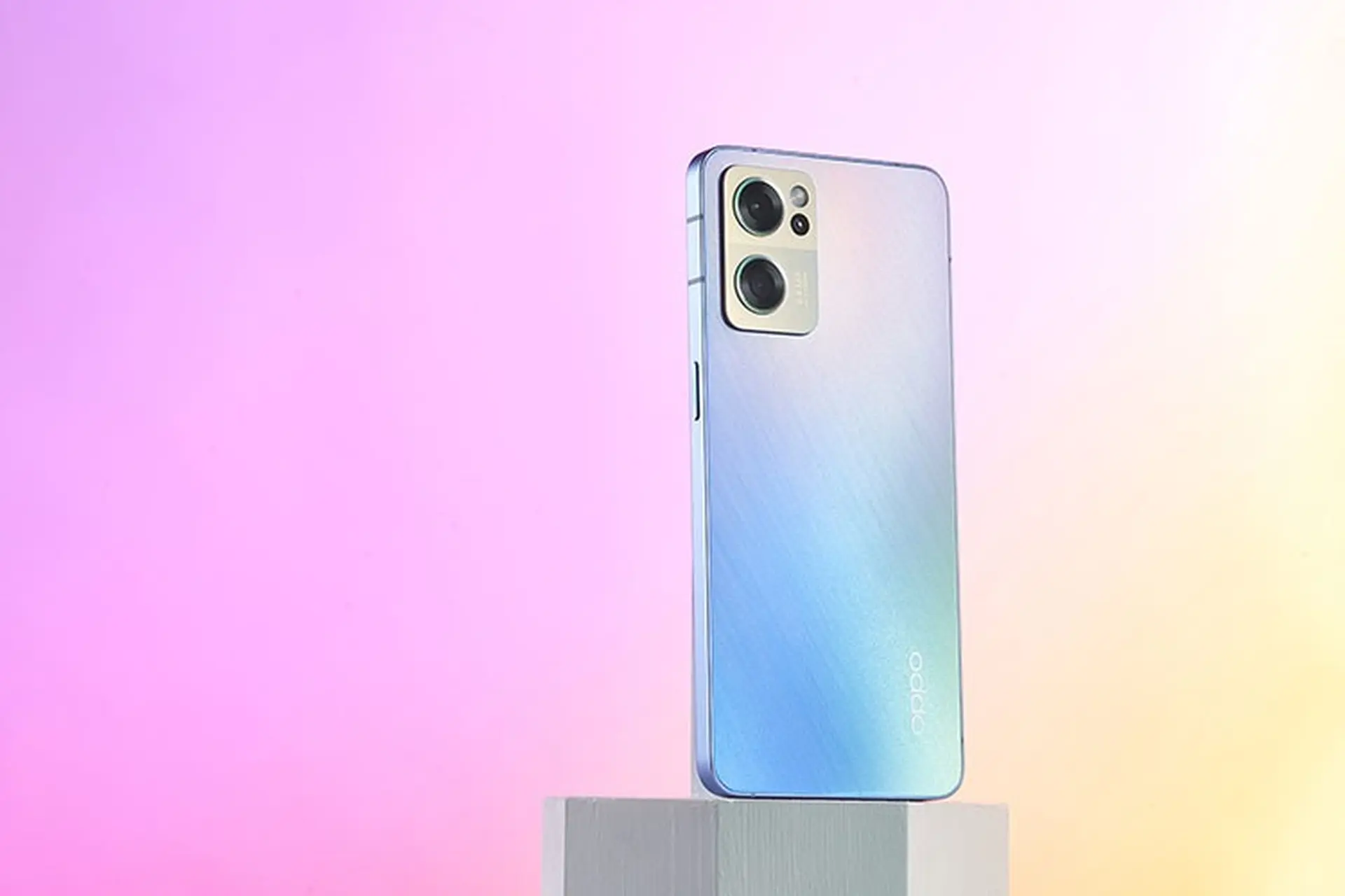 Trên tay OPPO Reno7: Thiết kế sang trọng, cấu hình ổn, giá hợp lý