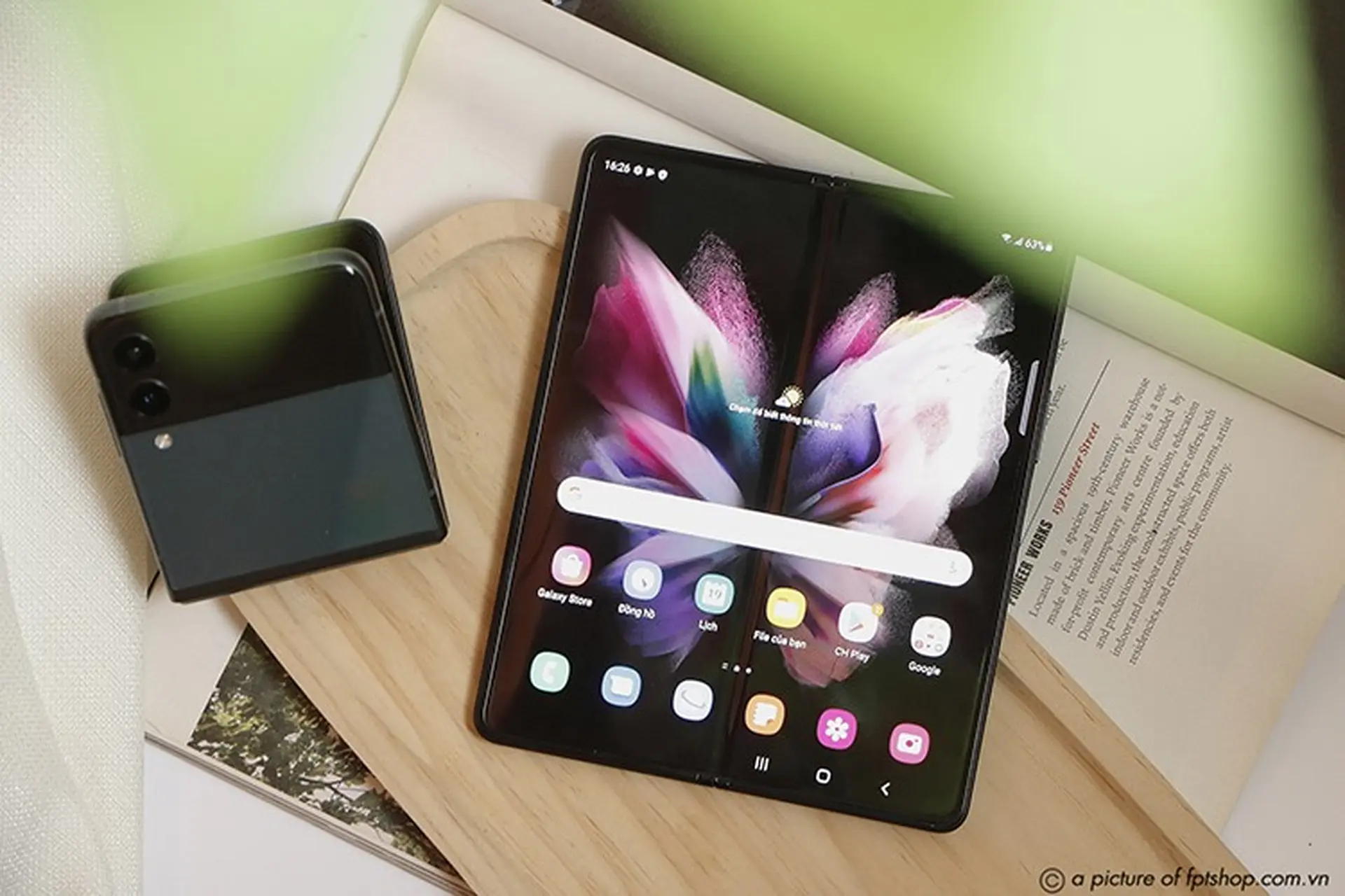 Cú lội ngược dòng bất ngờ của bộ đôi Samsung Galaxy Z trong đại dịch 2021