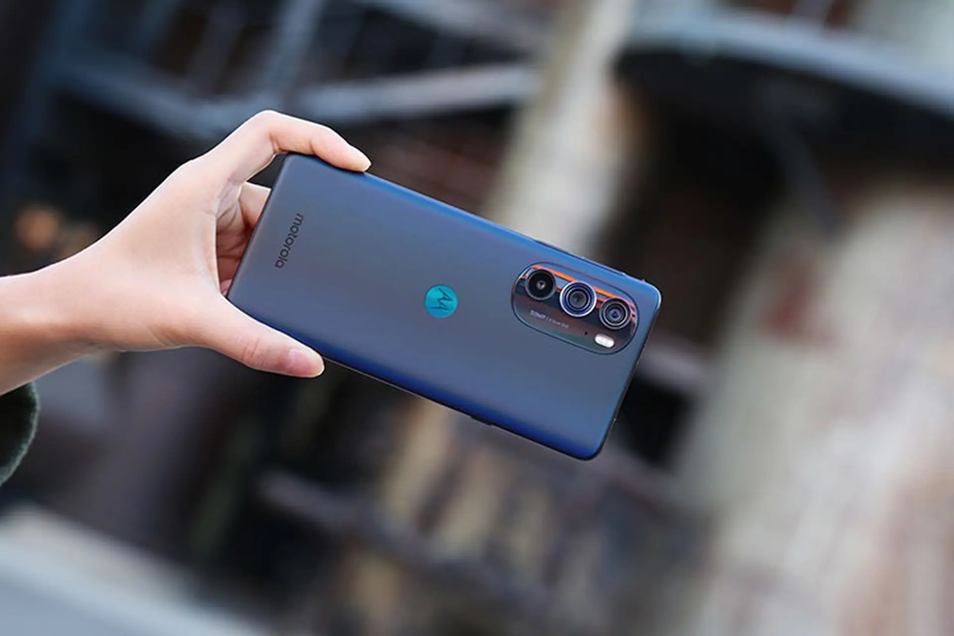 Trên tay Motorola Edge X30: Smartphone đầu tiên dùng chip Snapdragon 8 Gen 1 trên thế giới